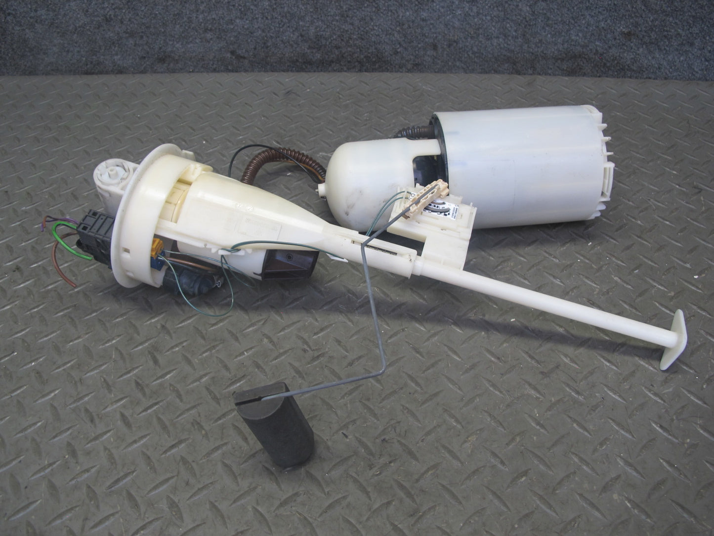 2005-2008 Porsche 911 997 Fuel Pump Level Sensor Sending Unit Assembly