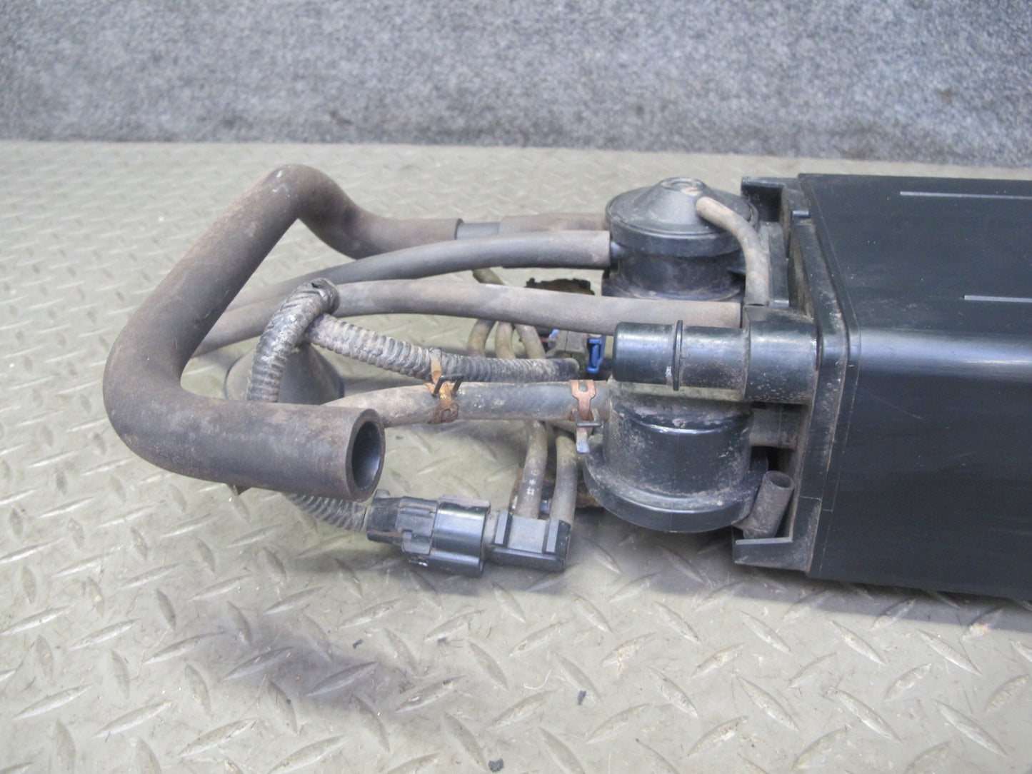 99-00 Lexus GS400 GS300 Fuel Evap Vapor Charcoal Canister w Pressure Sensor OEM