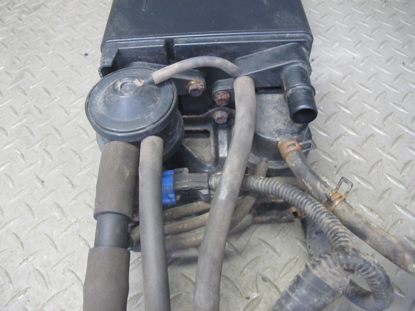 99-00 Lexus GS400 GS300 Fuel Evap Vapor Charcoal Canister w Pressure Sensor OEM