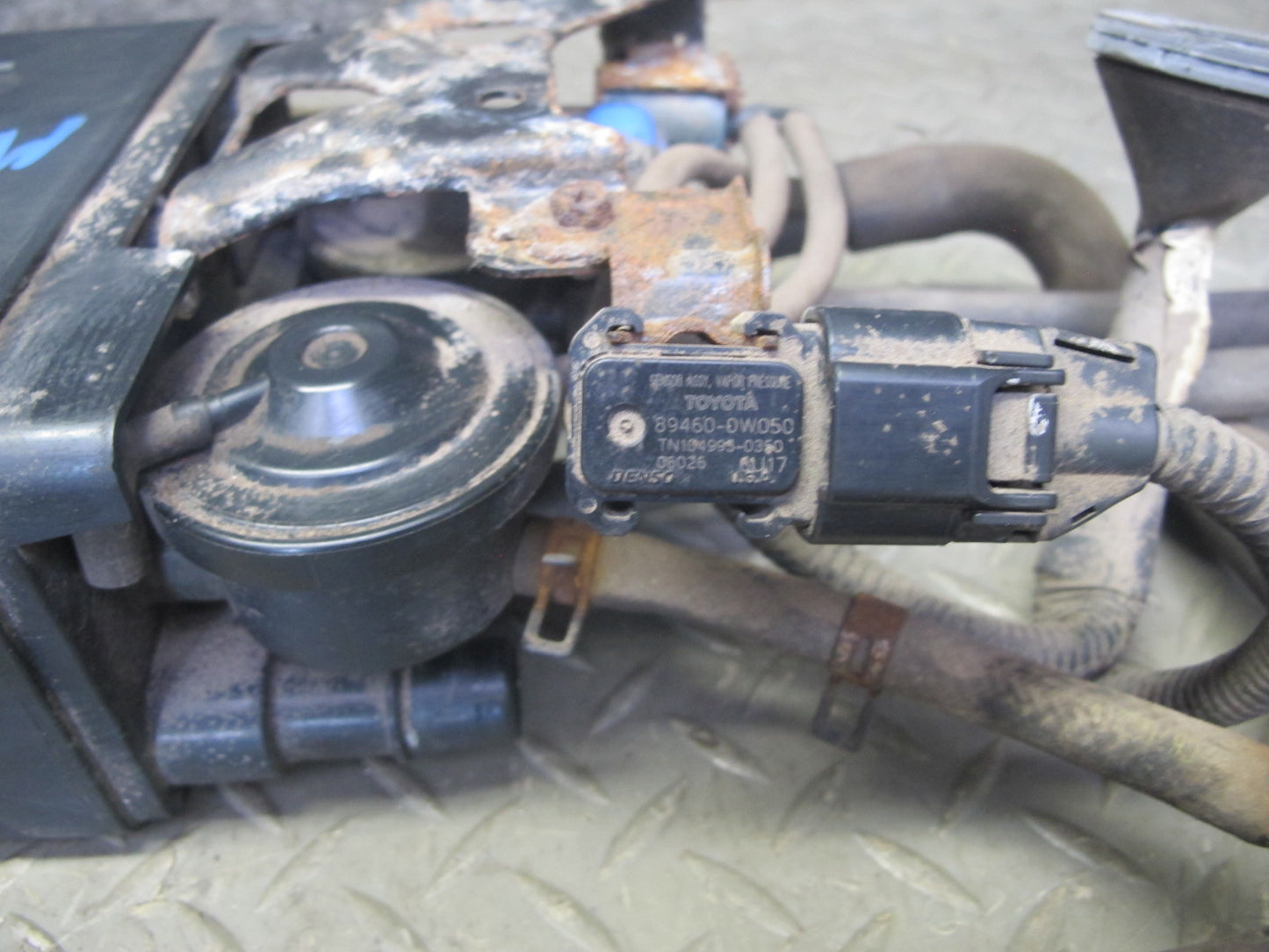 99-00 Lexus GS400 GS300 Fuel Evap Vapor Charcoal Canister w Pressure Sensor OEM