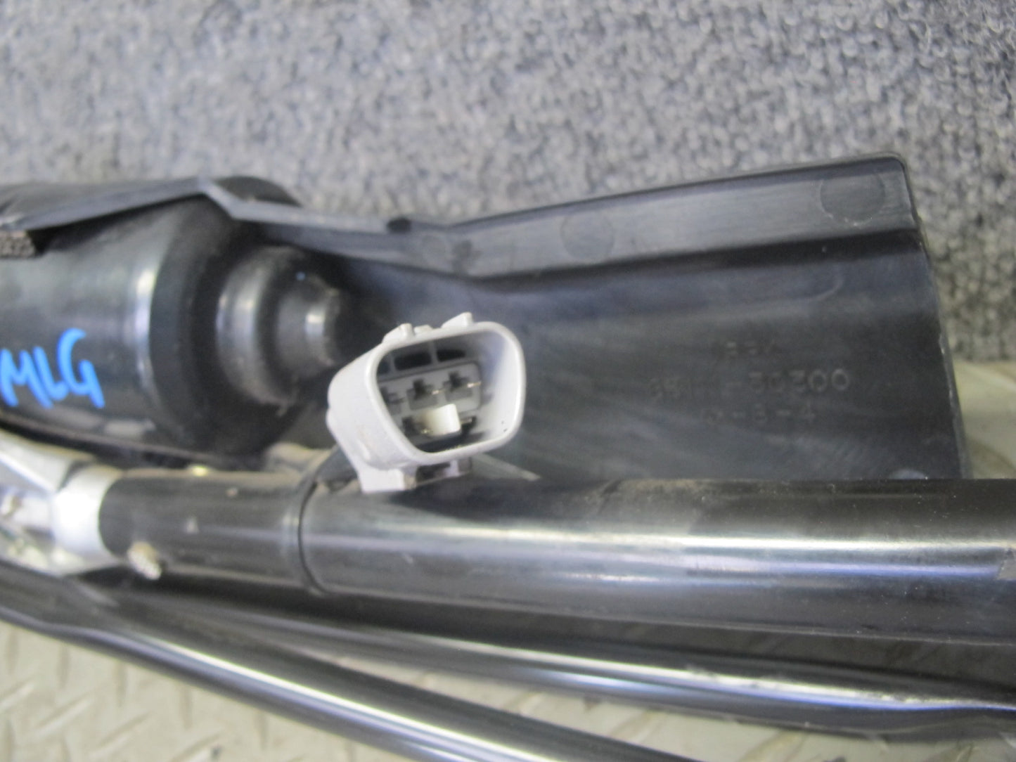 98-05 Lexus GS400 GS430 GS300 Windshield Wiper Transmission Linkage w Motor OEM