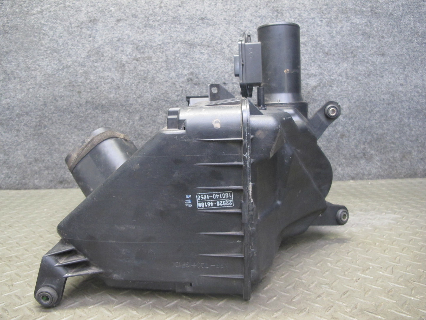 98-00 Lexus JZS160L GS300 Air Intake Cleaner Filter Box Sensor 22020-46100 OEM