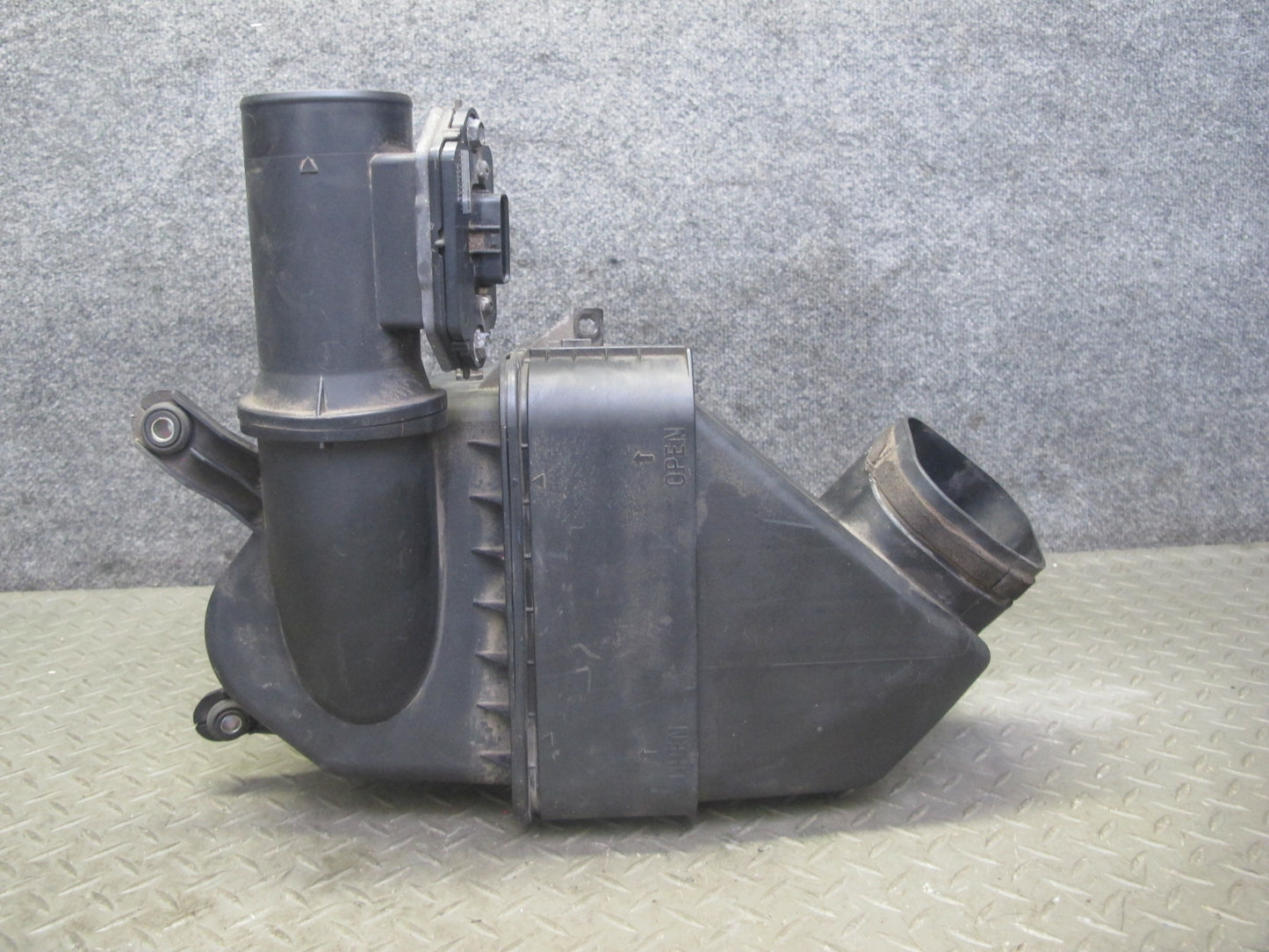 98-00 Lexus JZS160L GS300 Air Intake Cleaner Filter Box Sensor 22020-46100 OEM