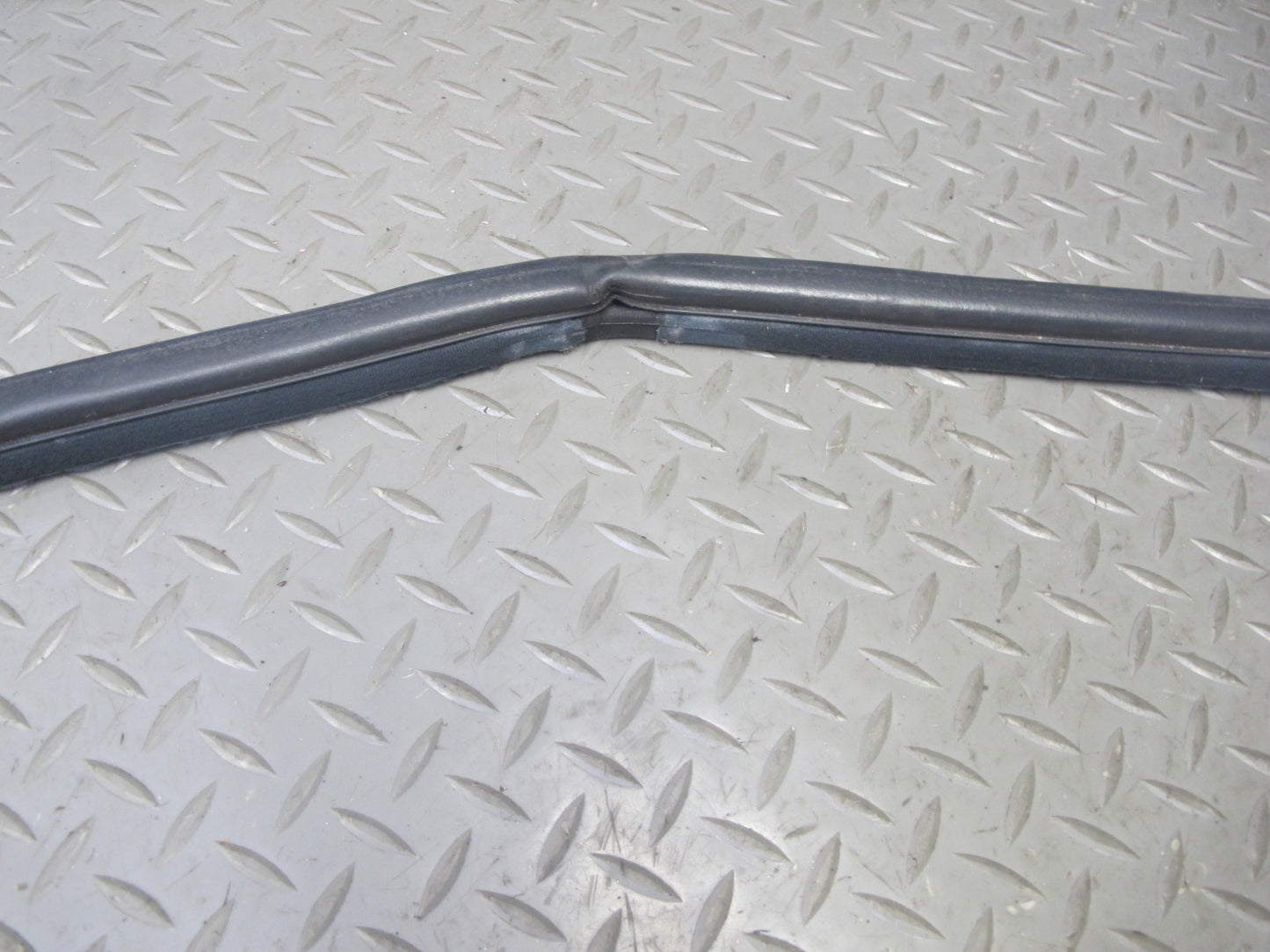 98-05 Lexus JZS160L GS400 GS430 GS300 Front Right Door Weatherstrip Seal OEM