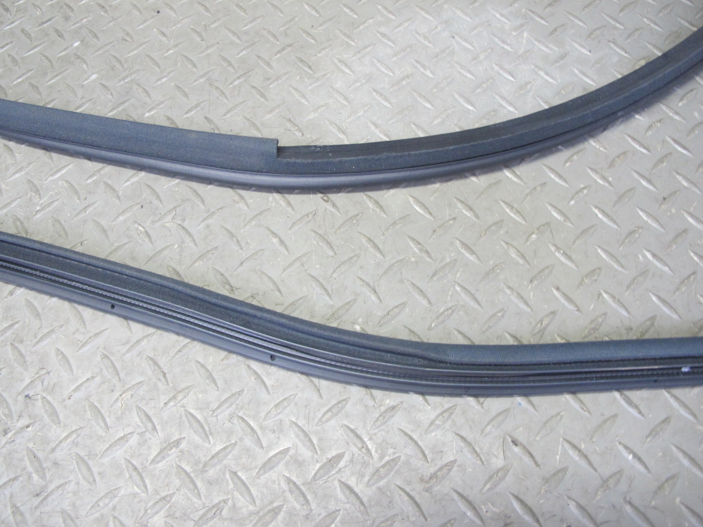 98-05 Lexus JZS160L GS400 GS430 GS300 Front Right Door Weatherstrip Seal OEM