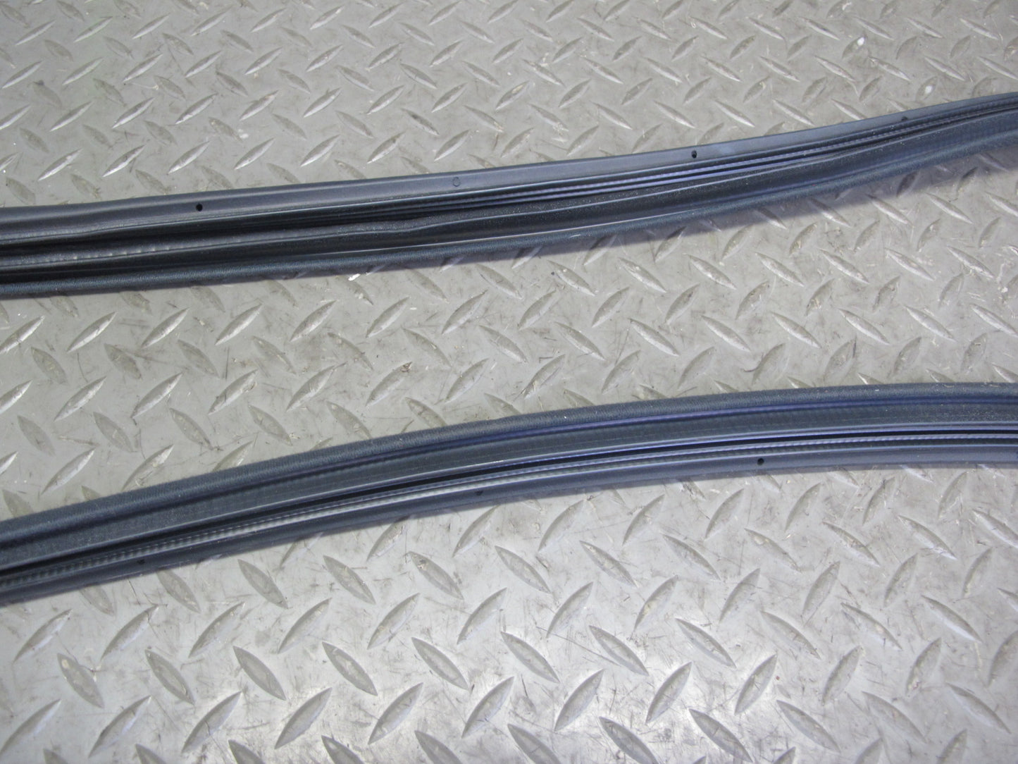 98-05 Lexus JZS160L GS400 GS430 GS300 Front Right Door Weatherstrip Seal OEM