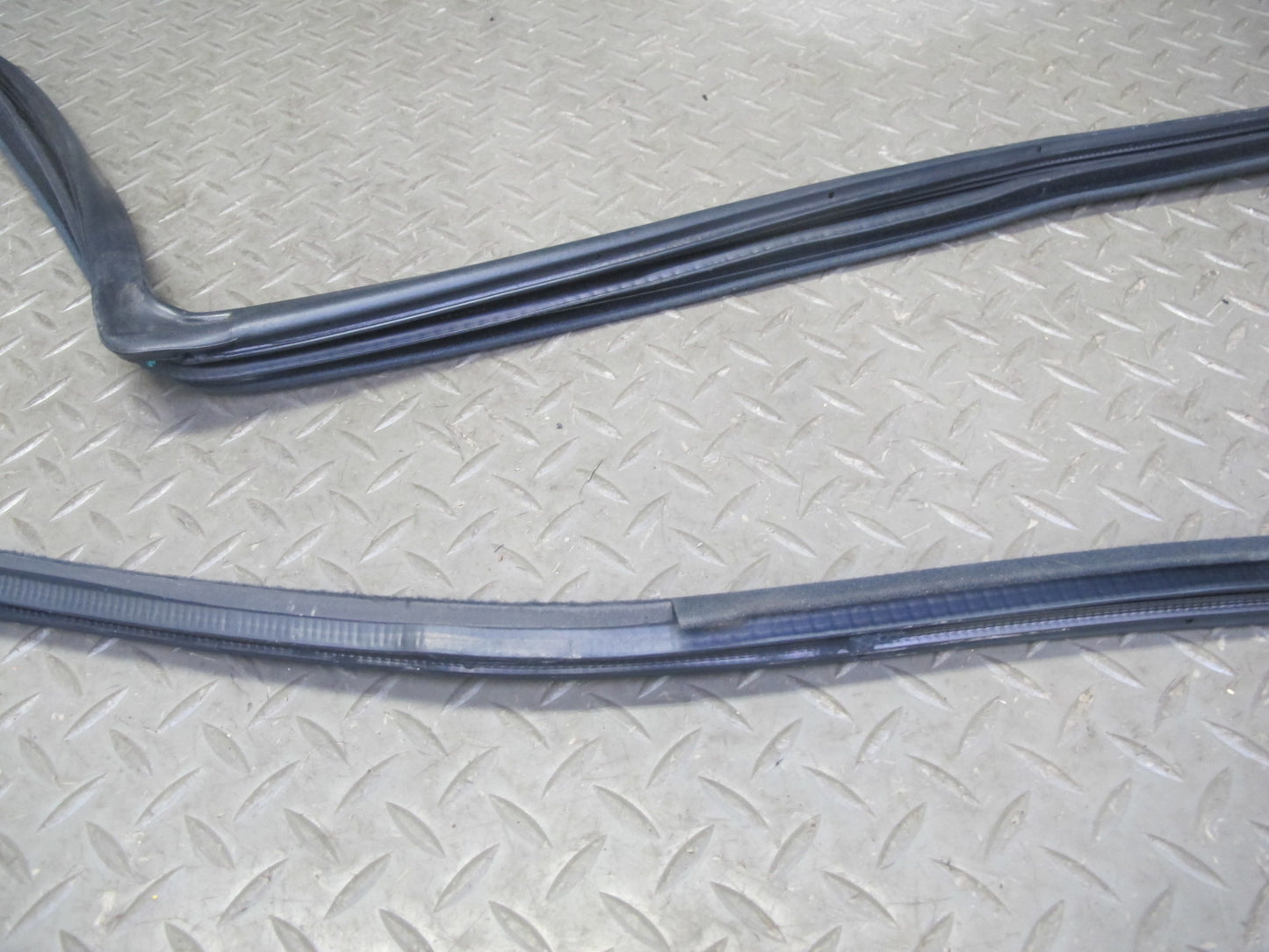 98-05 Lexus JZS160L GS400 GS430 GS300 Rear Right Door Weatherstrip Seal OEM