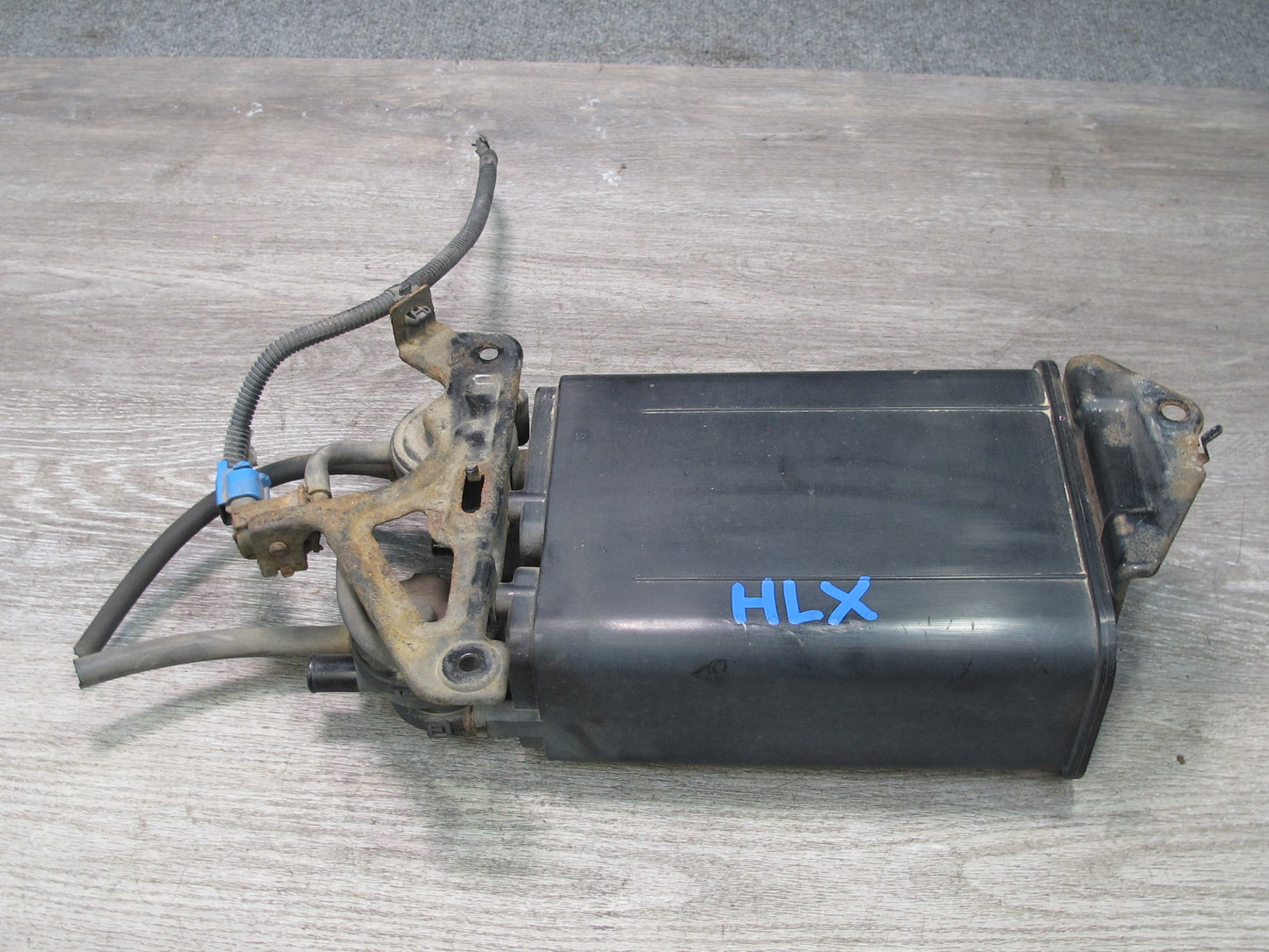 2003-2007 Lexus UZJ100L LX470 Fuel Evap Vapor Charcoal Canister