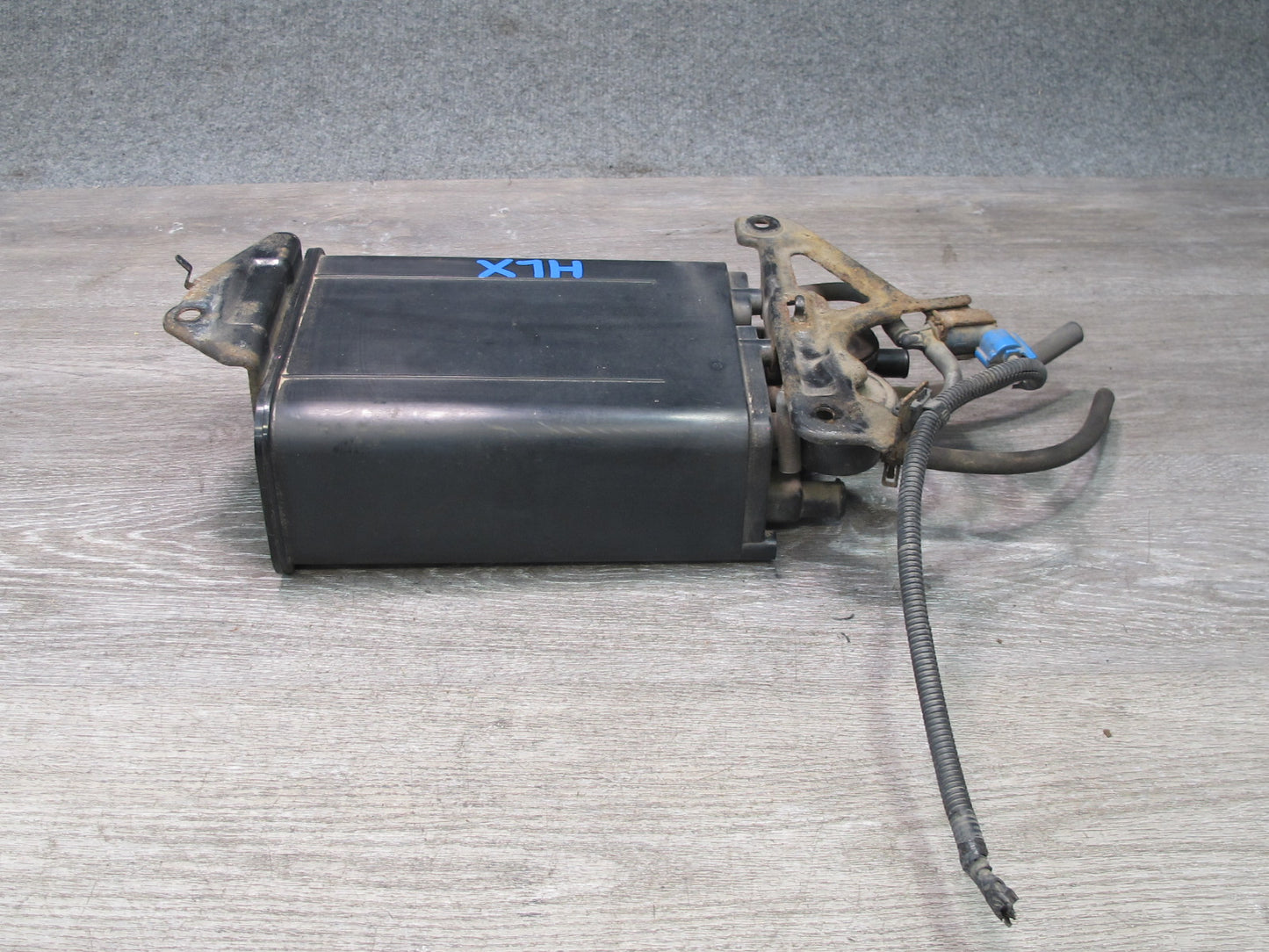 2003-2007 Lexus UZJ100L LX470 Fuel Evap Vapor Charcoal Canister
