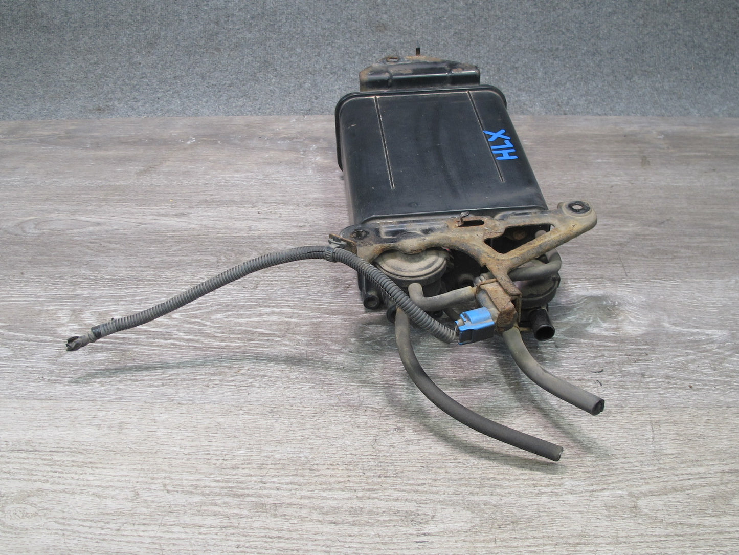 2003-2007 Lexus UZJ100L LX470 Fuel Evap Vapor Charcoal Canister