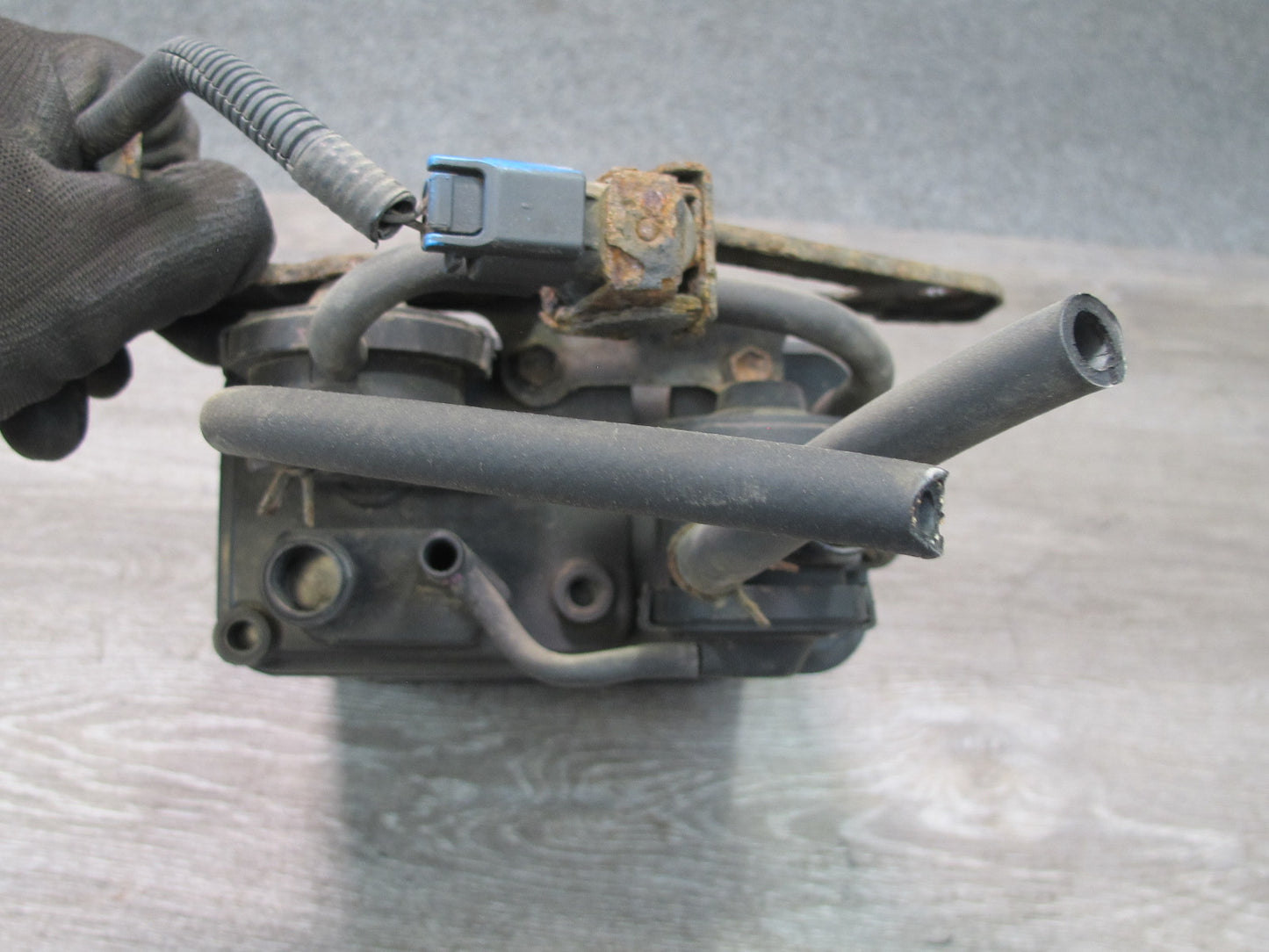 2003-2007 Lexus UZJ100L LX470 Fuel Evap Vapor Charcoal Canister