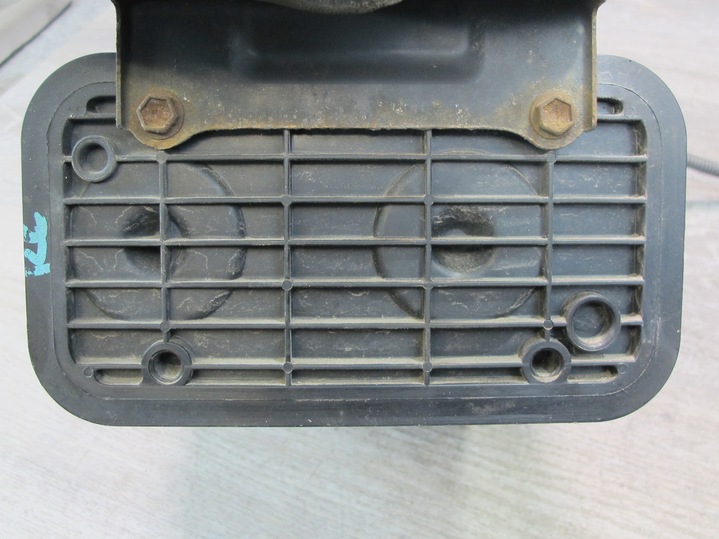 2003-2007 Lexus UZJ100L LX470 Fuel Evap Vapor Charcoal Canister