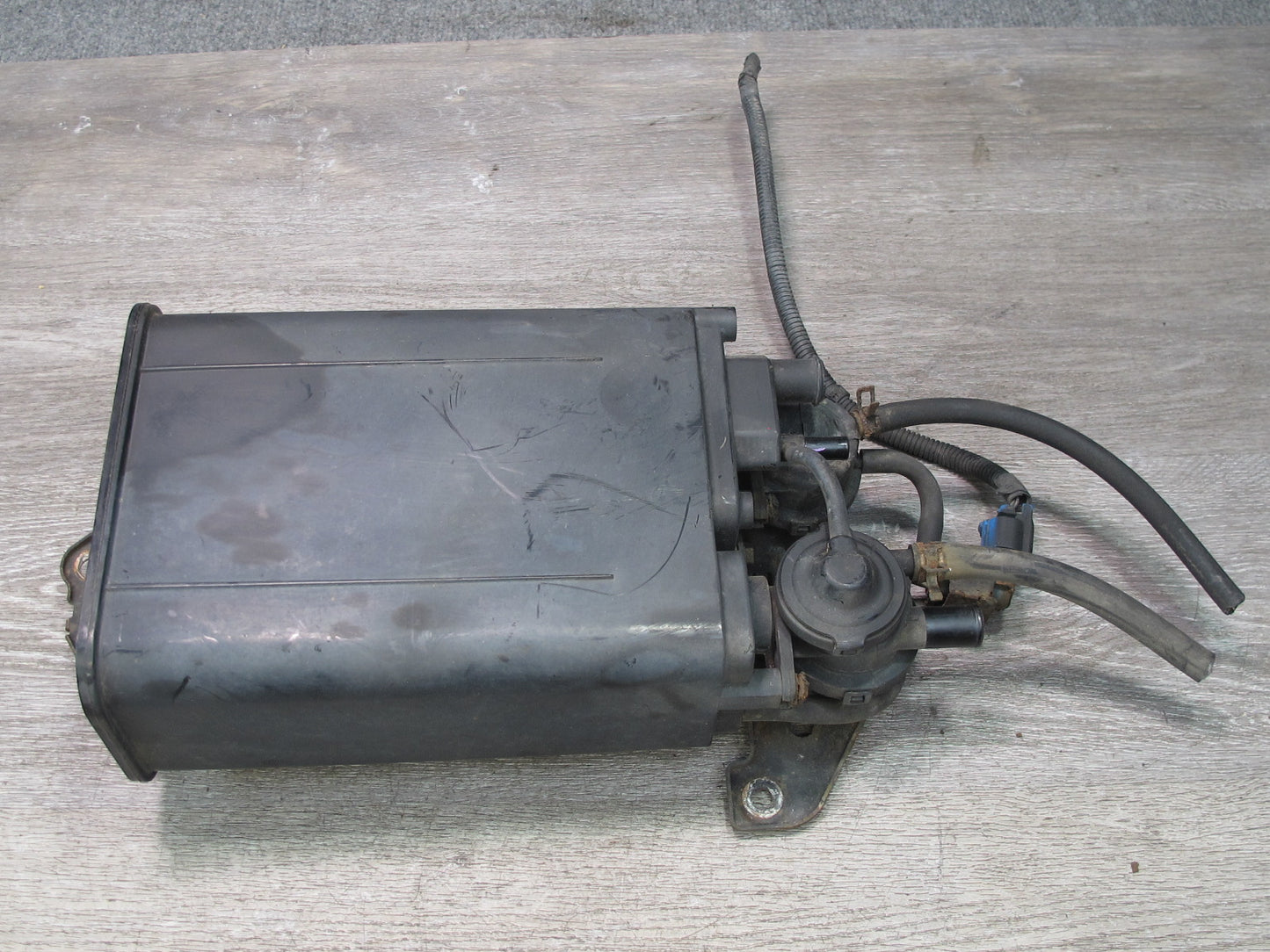 2003-2007 Lexus UZJ100L LX470 Fuel Evap Vapor Charcoal Canister