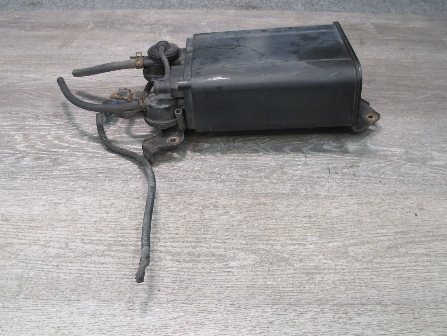 2003-2007 Lexus UZJ100L LX470 Fuel Evap Vapor Charcoal Canister