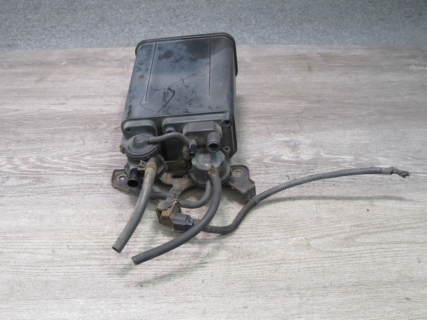 2003-2007 Lexus UZJ100L LX470 Fuel Evap Vapor Charcoal Canister