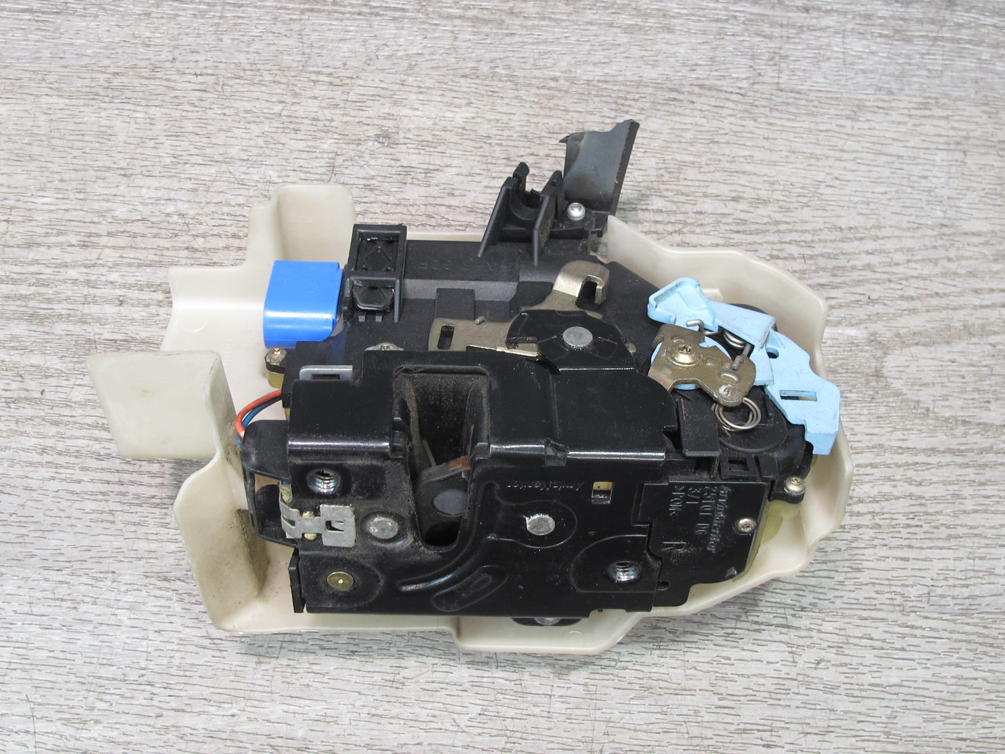 2003-2010 Porsche Cayenne 955 Front Right Door Lock Latch Actuator