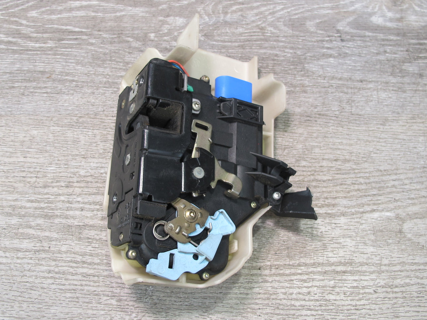 2003-2010 Porsche Cayenne 955 Front Right Door Lock Latch Actuator