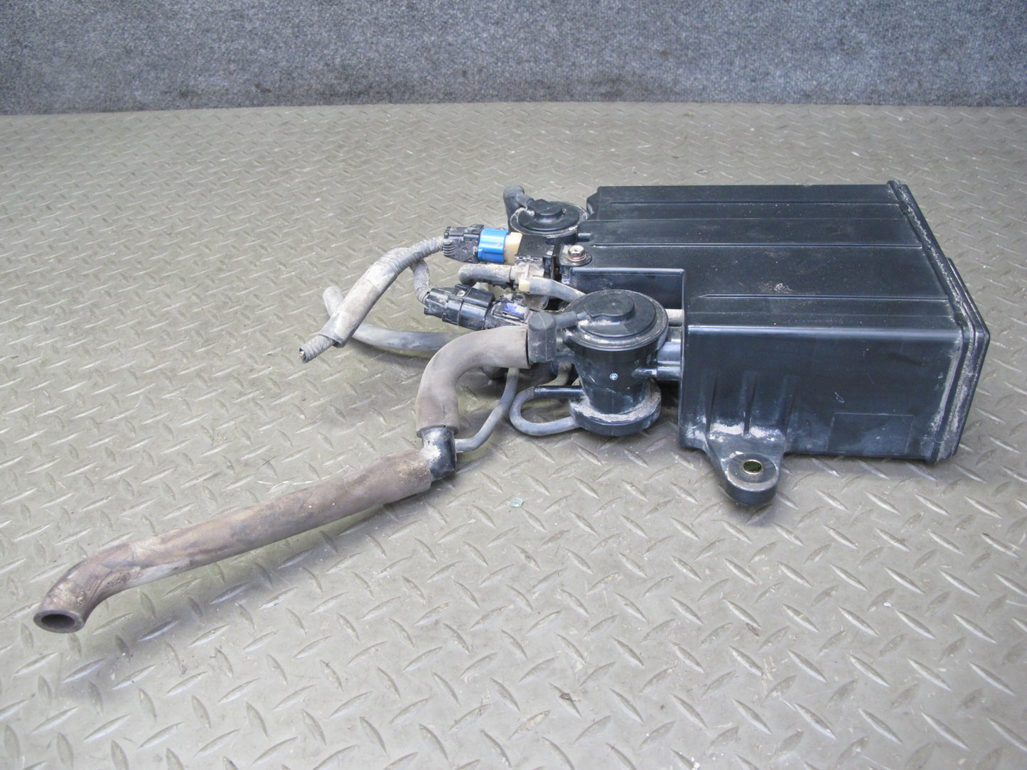 01-06 Lexus UCF30L LS430 Fuel Evap Vapor Charcoal Canister 77740-50092 OEM
