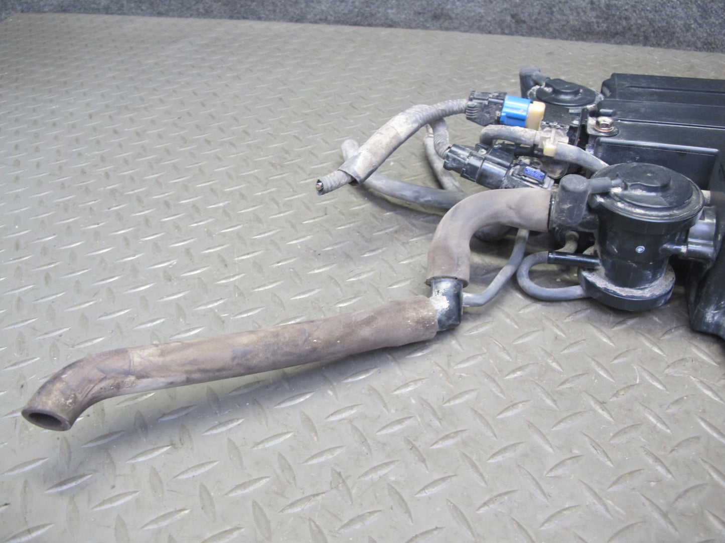 01-06 Lexus UCF30L LS430 Fuel Evap Vapor Charcoal Canister 77740-50092 OEM