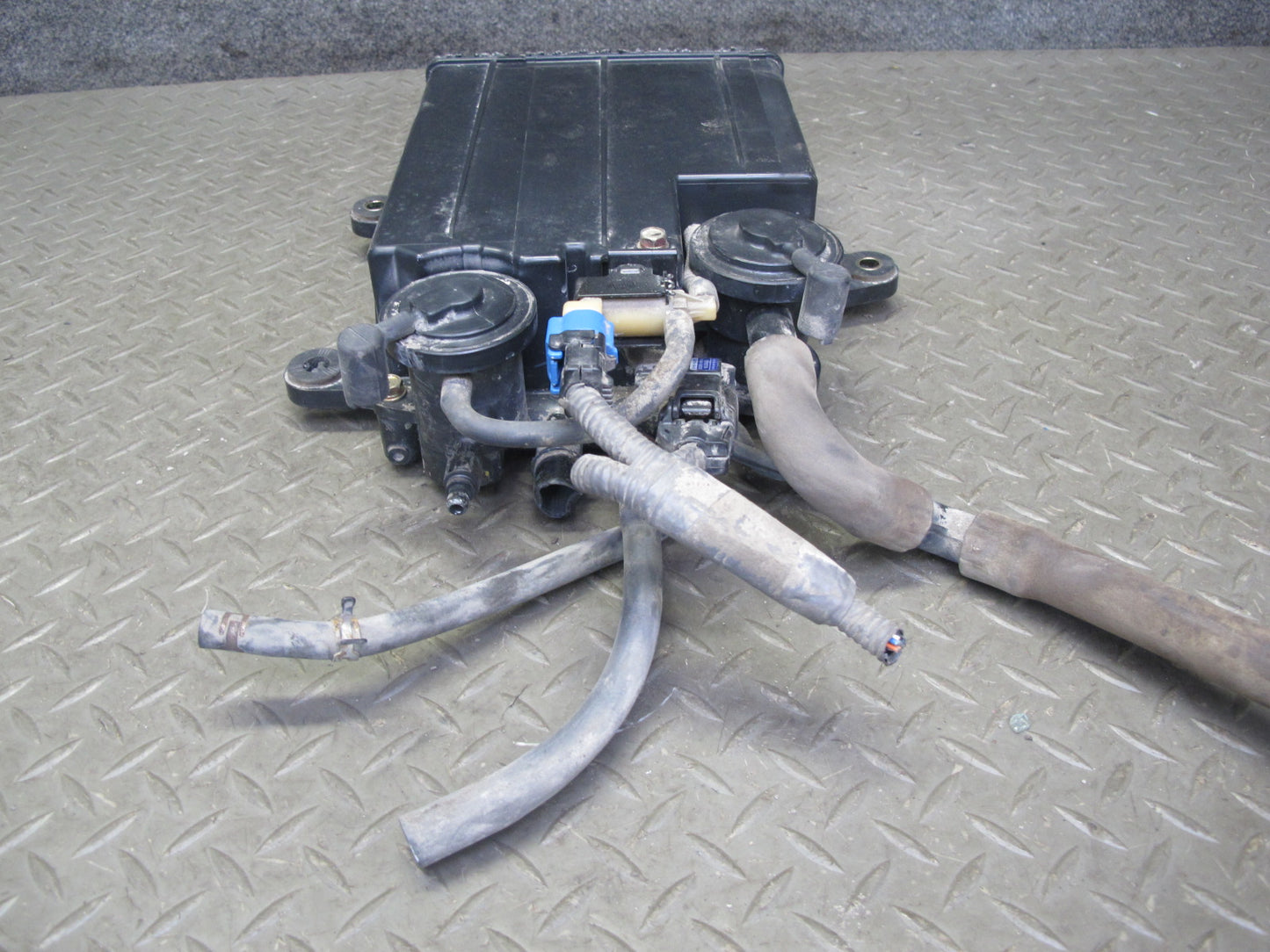 01-06 Lexus UCF30L LS430 Fuel Evap Vapor Charcoal Canister 77740-50092 OEM