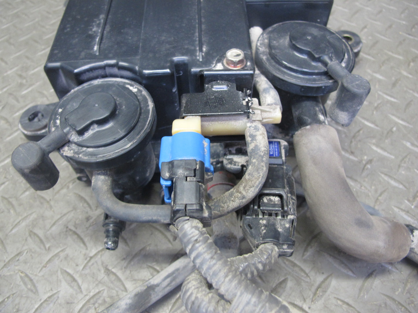 01-06 Lexus UCF30L LS430 Fuel Evap Vapor Charcoal Canister 77740-50092 OEM