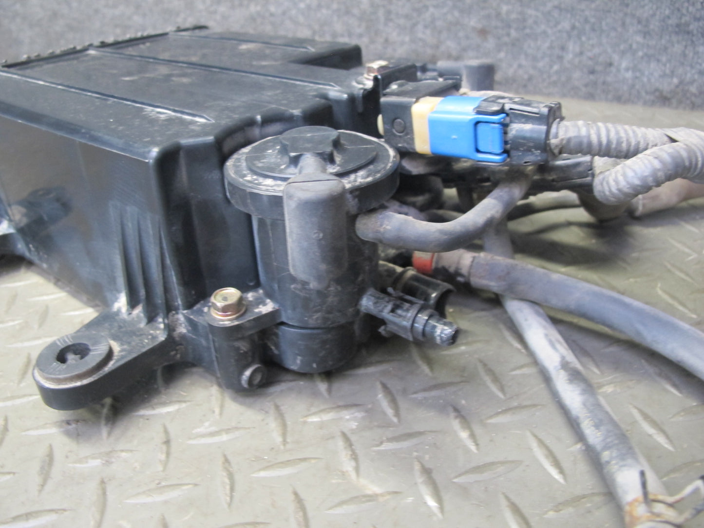 01-06 Lexus UCF30L LS430 Fuel Evap Vapor Charcoal Canister 77740-50092 OEM