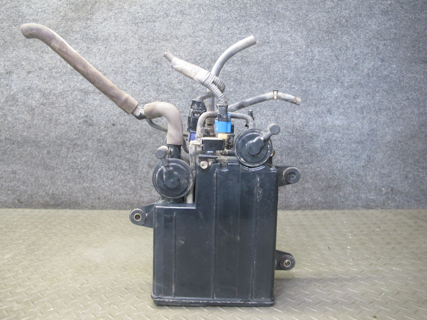 01-06 Lexus UCF30L LS430 Fuel Evap Vapor Charcoal Canister 77740-50092 OEM