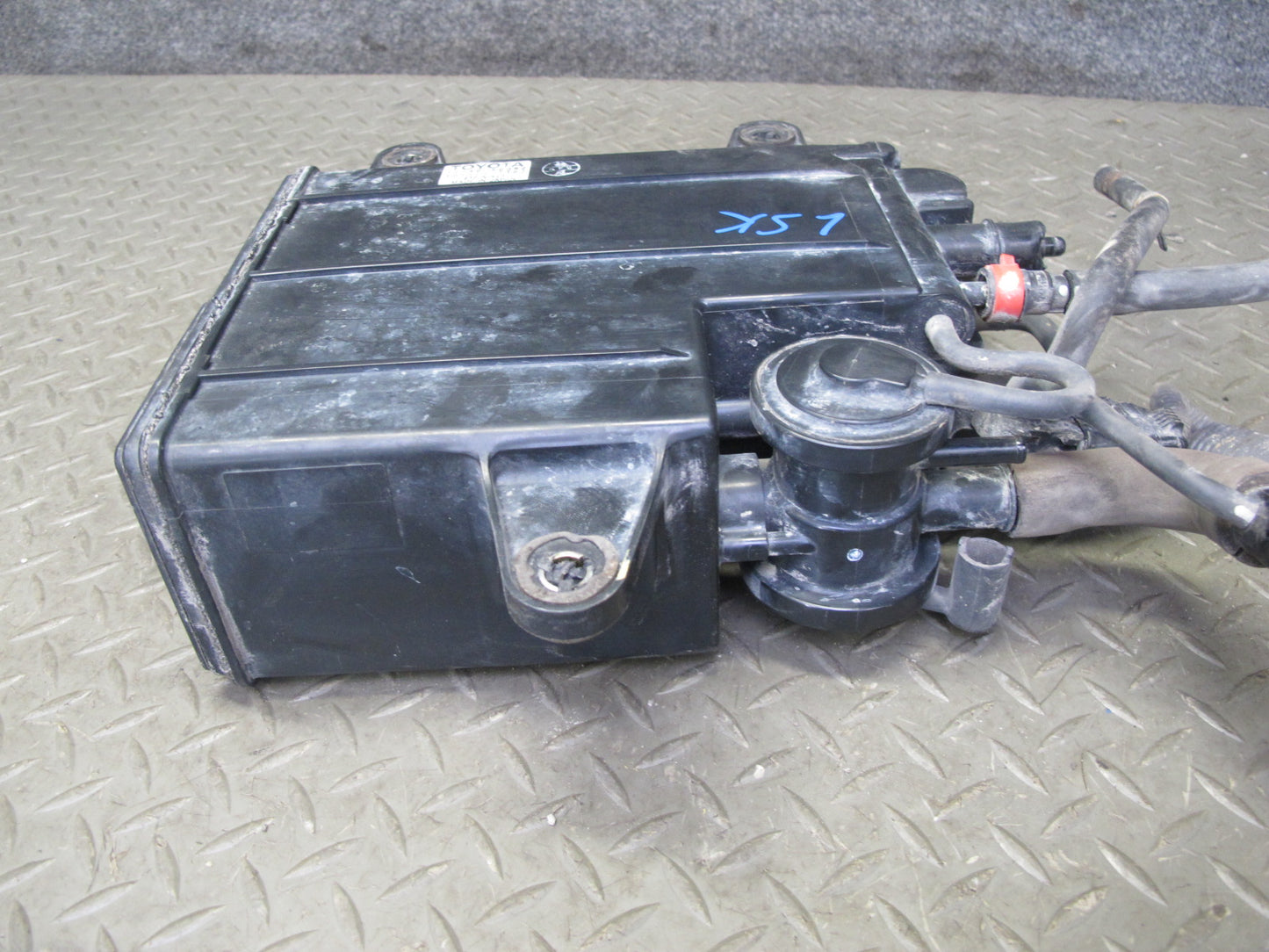 01-06 Lexus UCF30L LS430 Fuel Evap Vapor Charcoal Canister 77740-50092 OEM