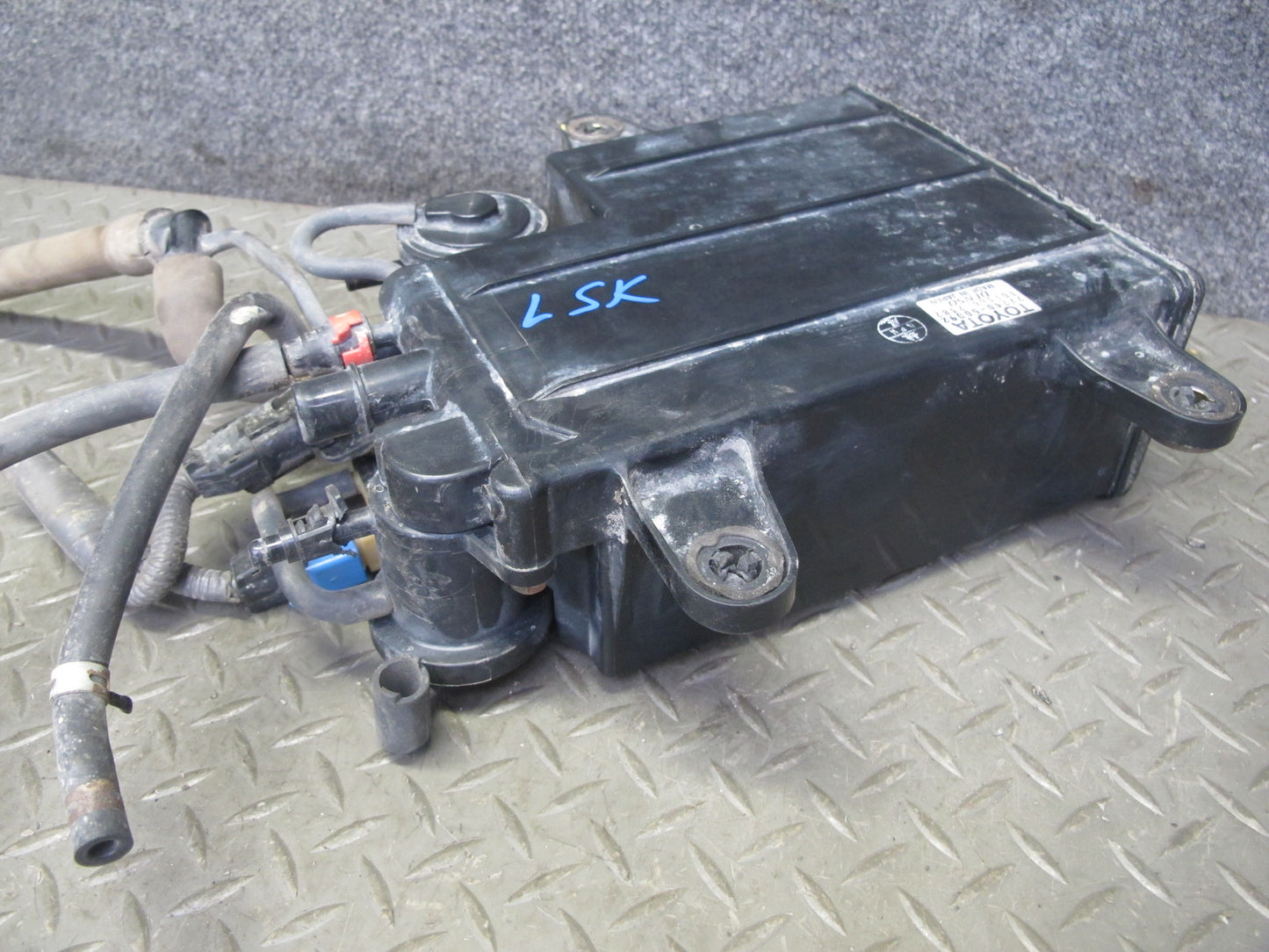 01-06 Lexus UCF30L LS430 Fuel Evap Vapor Charcoal Canister 77740-50092 OEM
