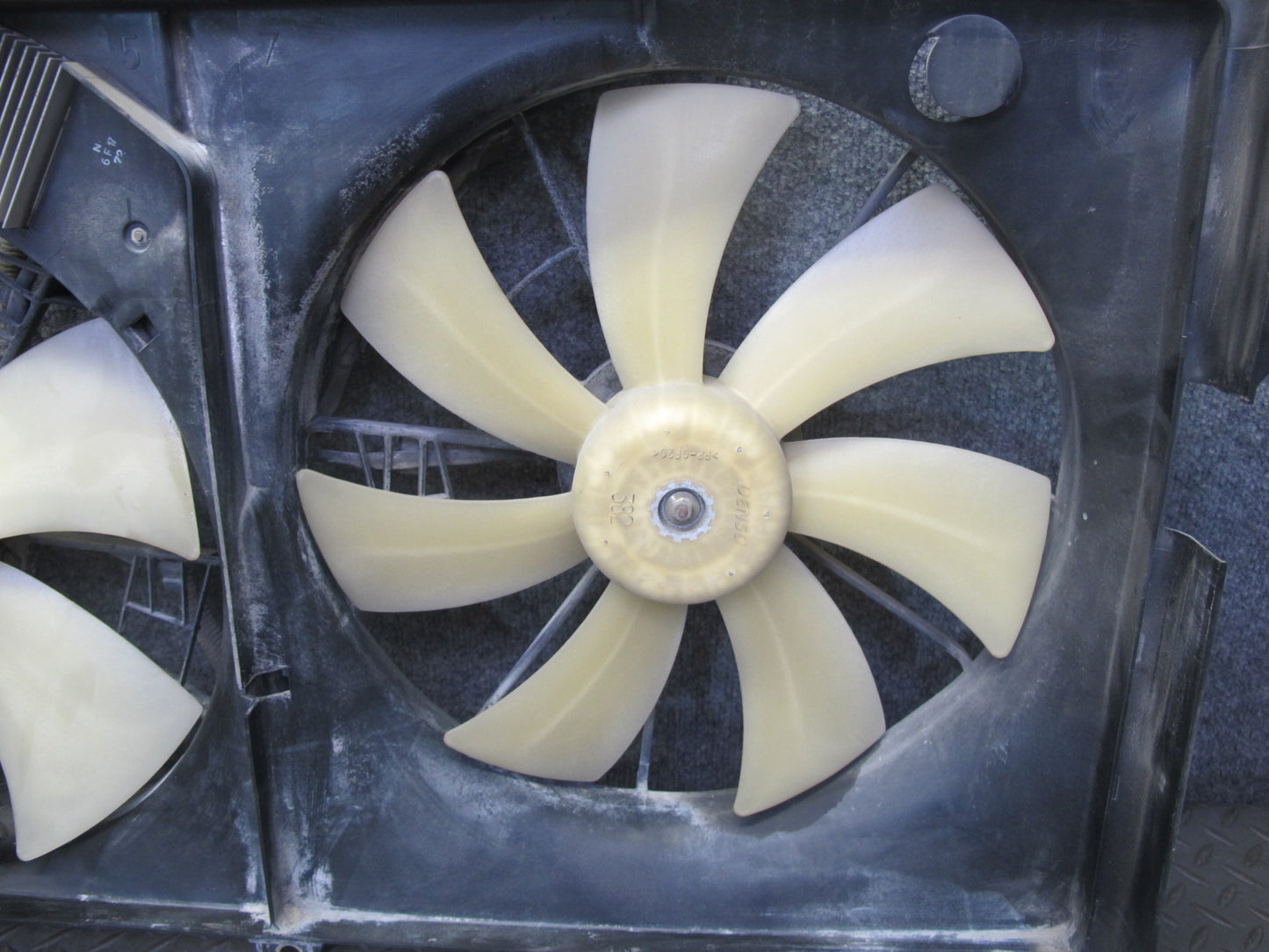 01-06 Lexus UCF30L LS430 Engine Radiator Cooling Motor Fan Shroud w Module OEM