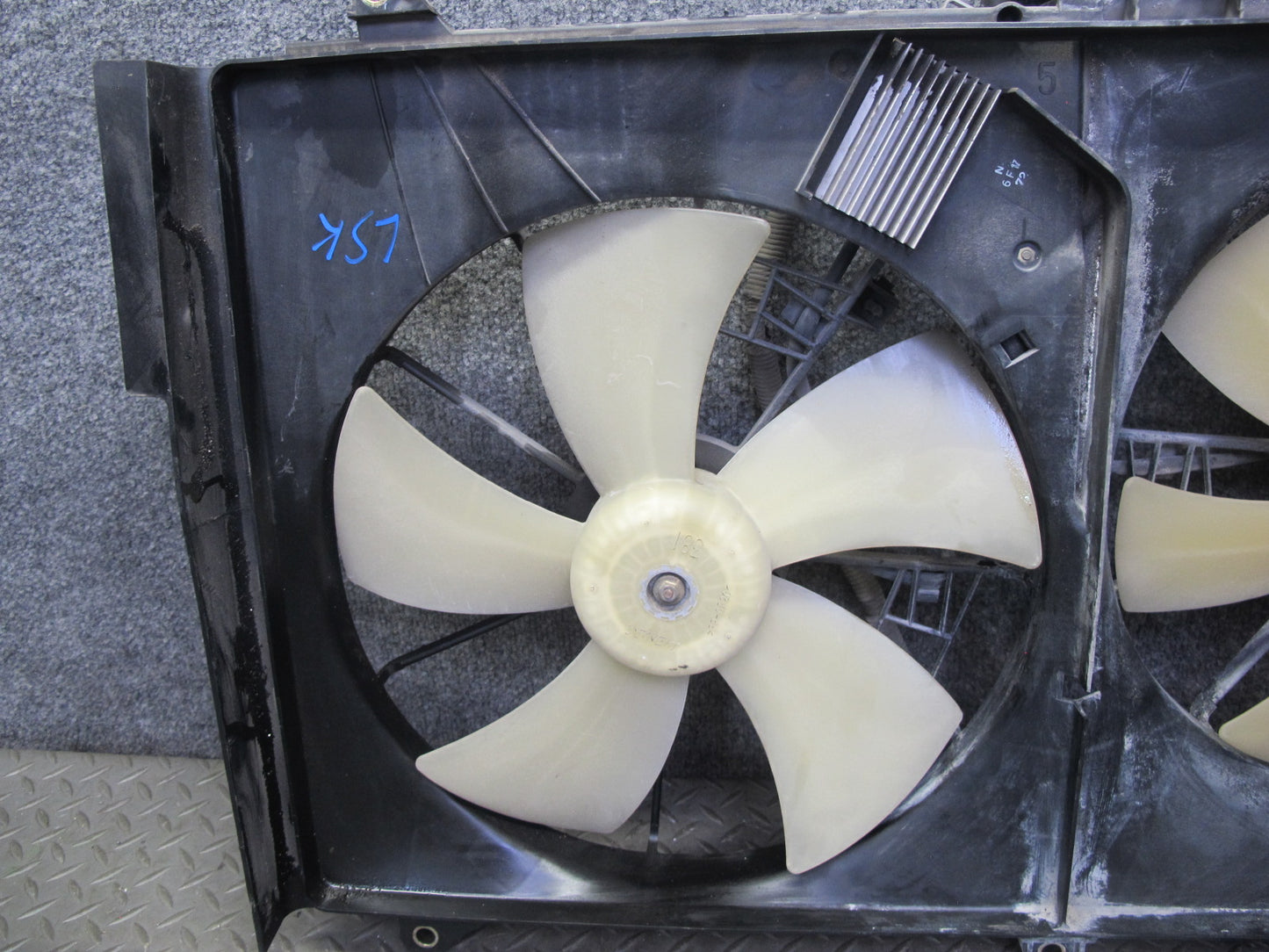 01-06 Lexus UCF30L LS430 Engine Radiator Cooling Motor Fan Shroud w Module OEM