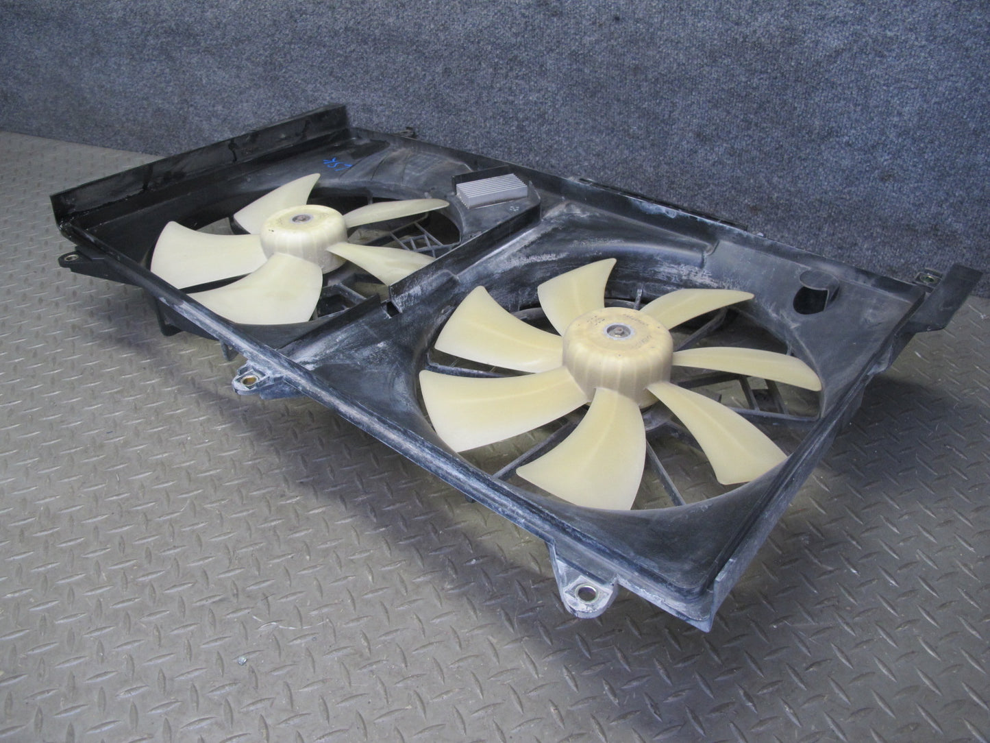01-06 Lexus UCF30L LS430 Engine Radiator Cooling Motor Fan Shroud w Module OEM