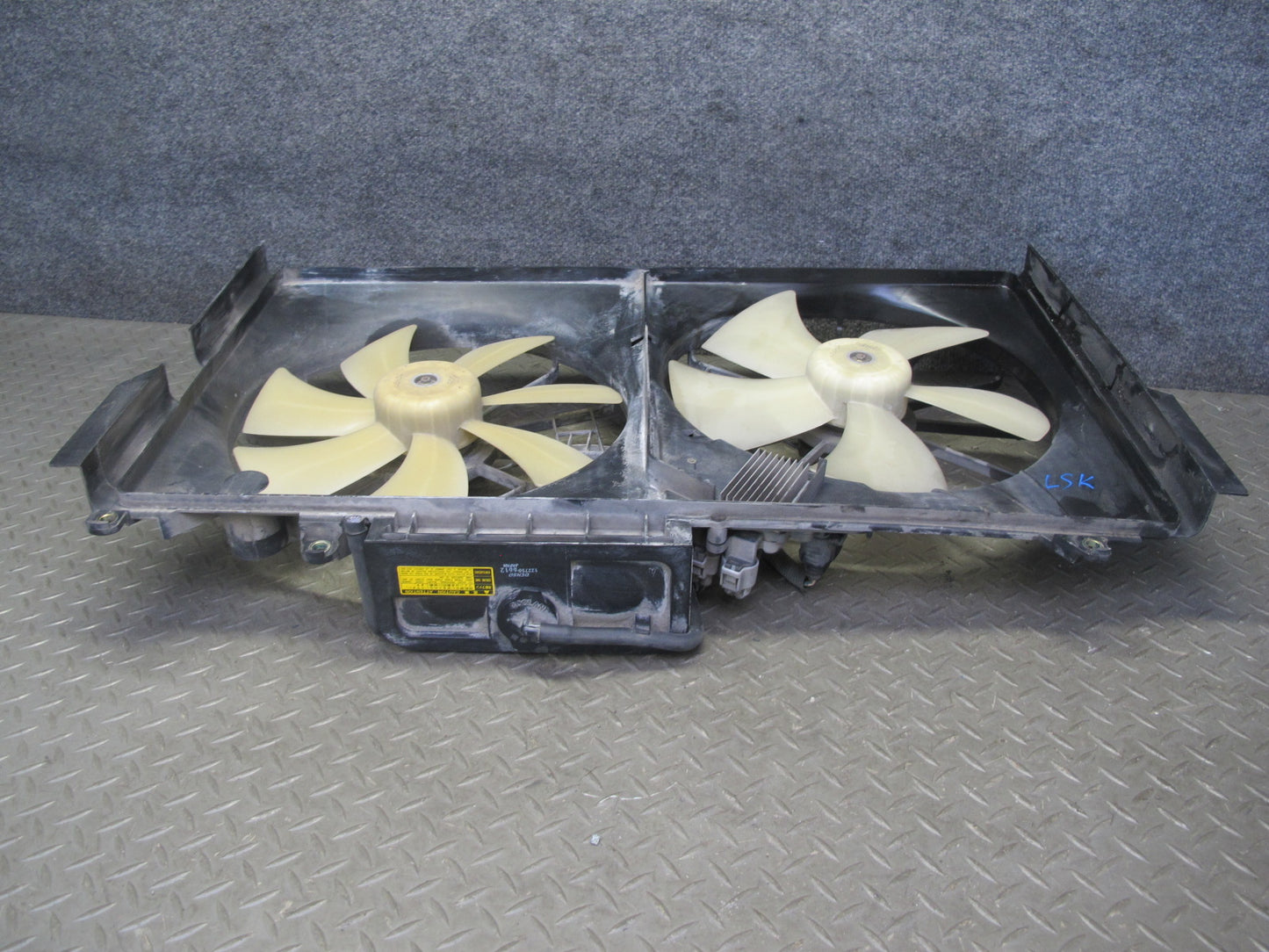 01-06 Lexus UCF30L LS430 Engine Radiator Cooling Motor Fan Shroud w Module OEM