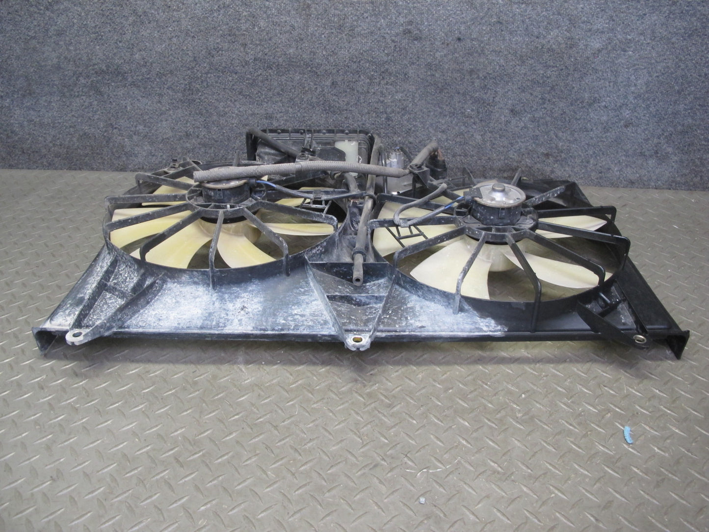 01-06 Lexus UCF30L LS430 Engine Radiator Cooling Motor Fan Shroud w Module OEM