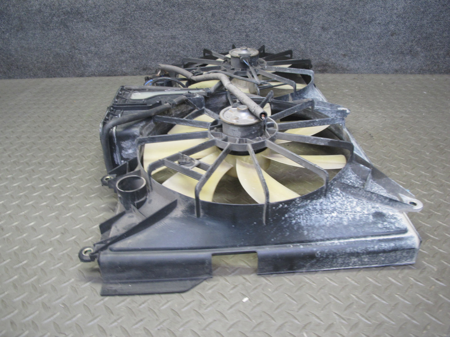 01-06 Lexus UCF30L LS430 Engine Radiator Cooling Motor Fan Shroud w Module OEM