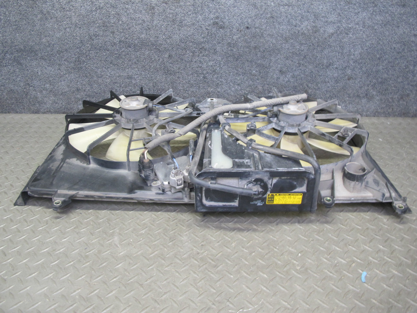 01-06 Lexus UCF30L LS430 Engine Radiator Cooling Motor Fan Shroud w Module OEM