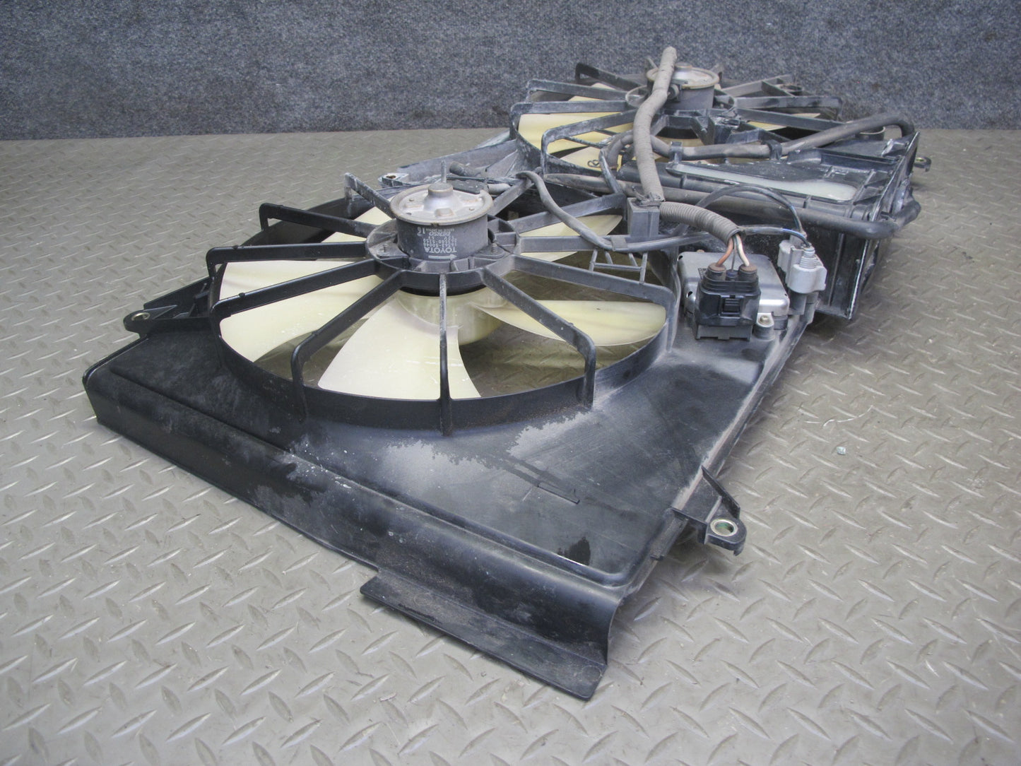 01-06 Lexus UCF30L LS430 Engine Radiator Cooling Motor Fan Shroud w Module OEM