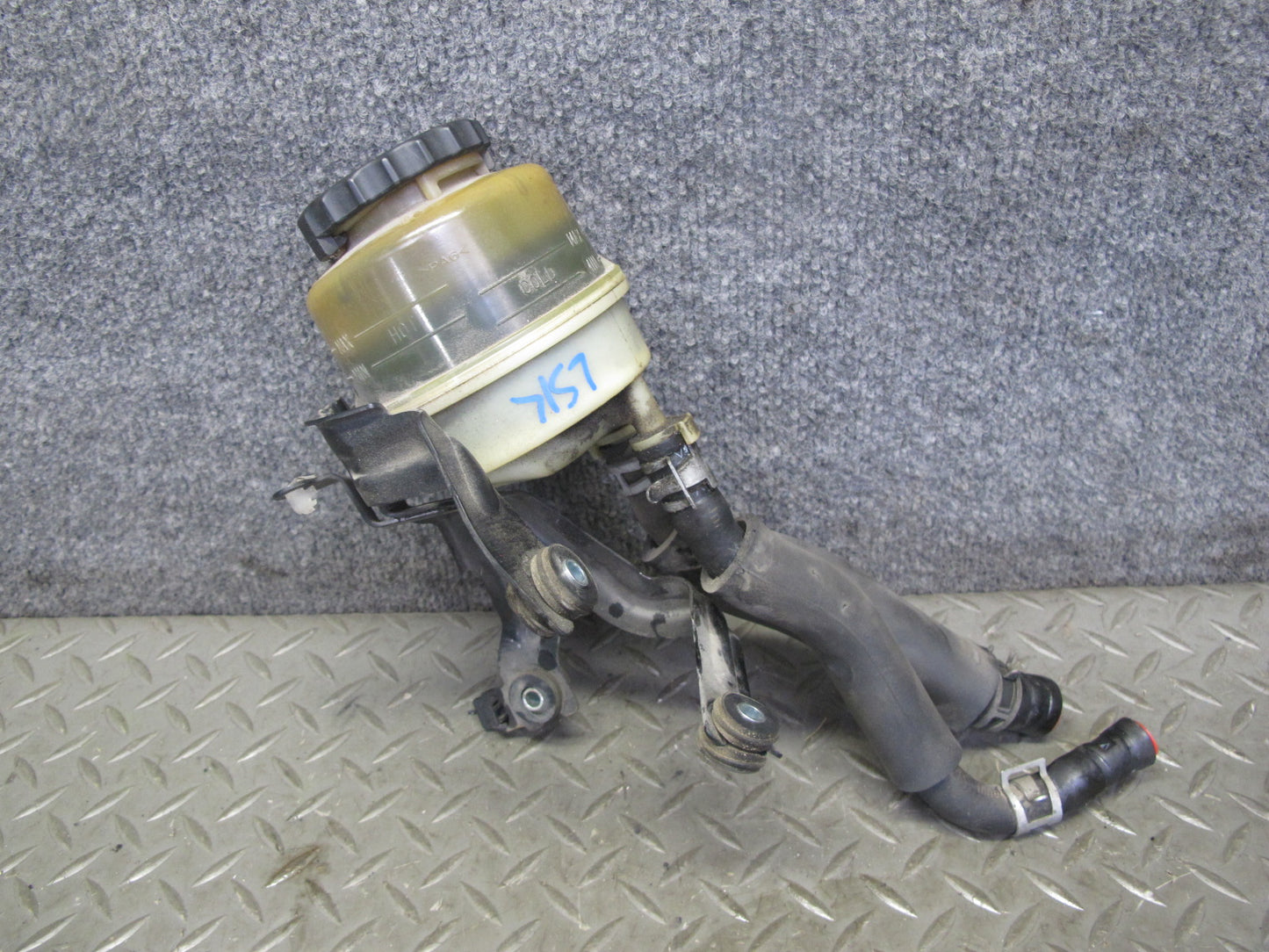 01-06 Lexus UCF30L LS430 Power Steering Fluid Reservoir Bottle w Bracket OEM