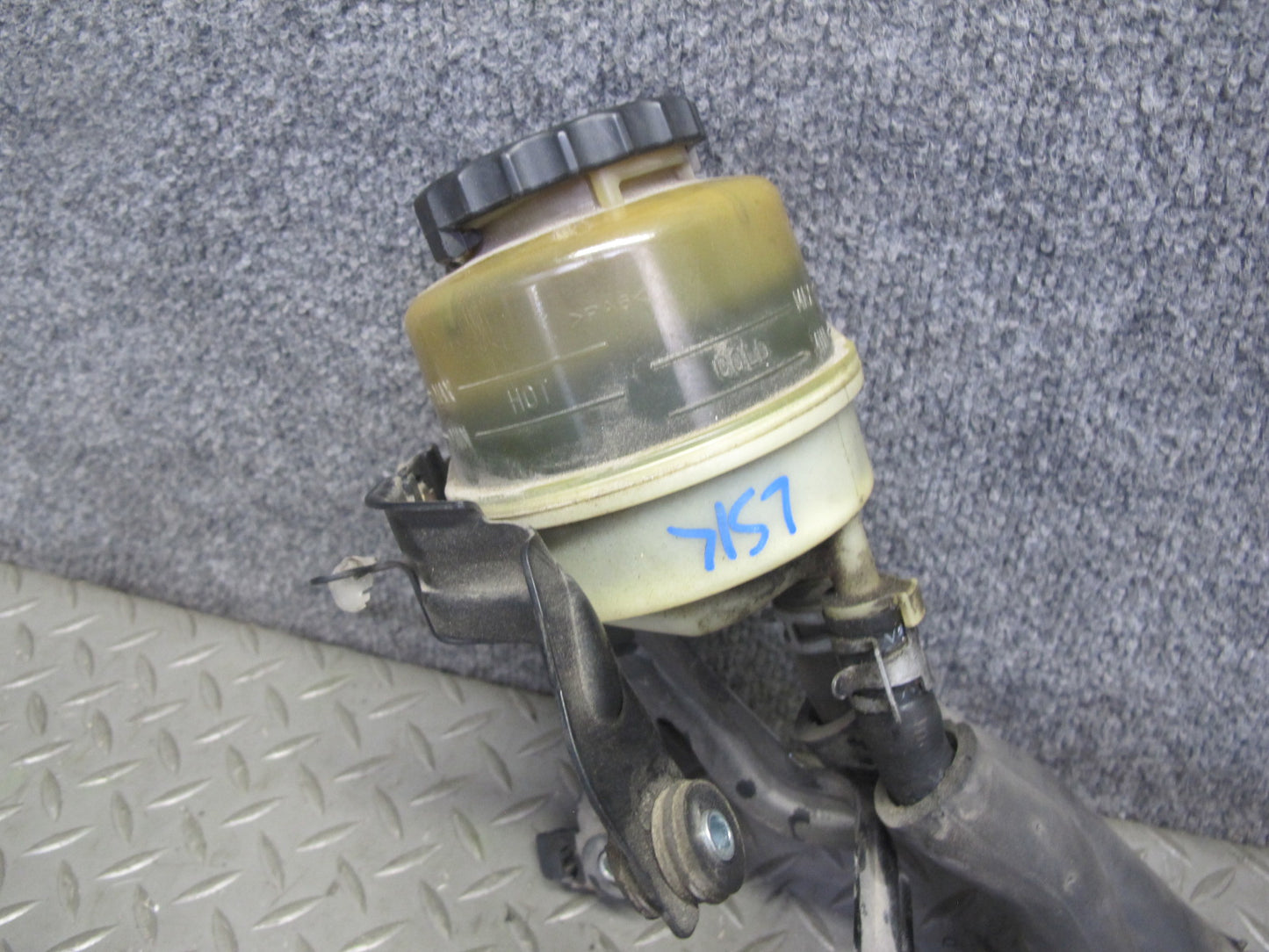01-06 Lexus UCF30L LS430 Power Steering Fluid Reservoir Bottle w Bracket OEM
