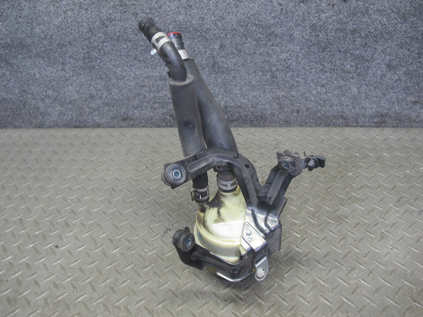 01-06 Lexus UCF30L LS430 Power Steering Fluid Reservoir Bottle w Bracket OEM
