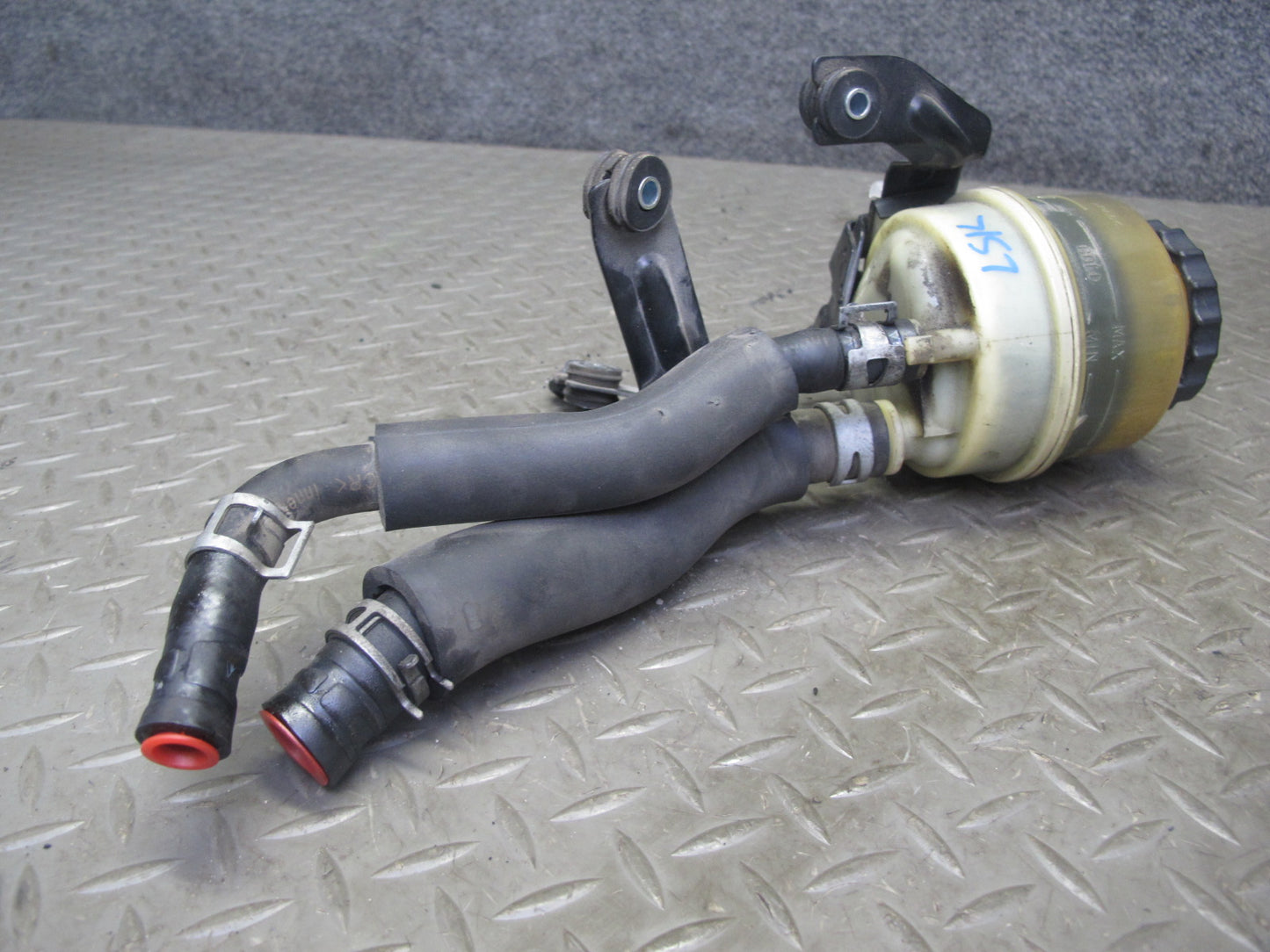 01-06 Lexus UCF30L LS430 Power Steering Fluid Reservoir Bottle w Bracket OEM