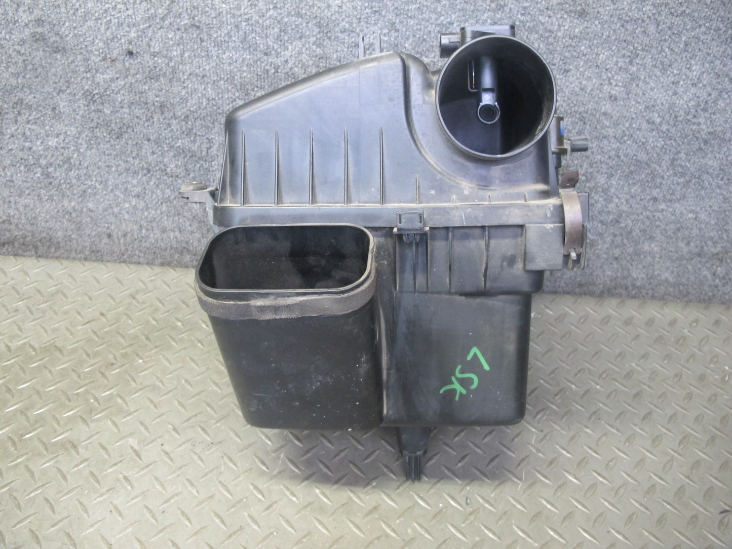 01-06 Lexus UCF30L LS430 Air Intake Cleaner Filter Box w MAF & Vacuum Switch OEM