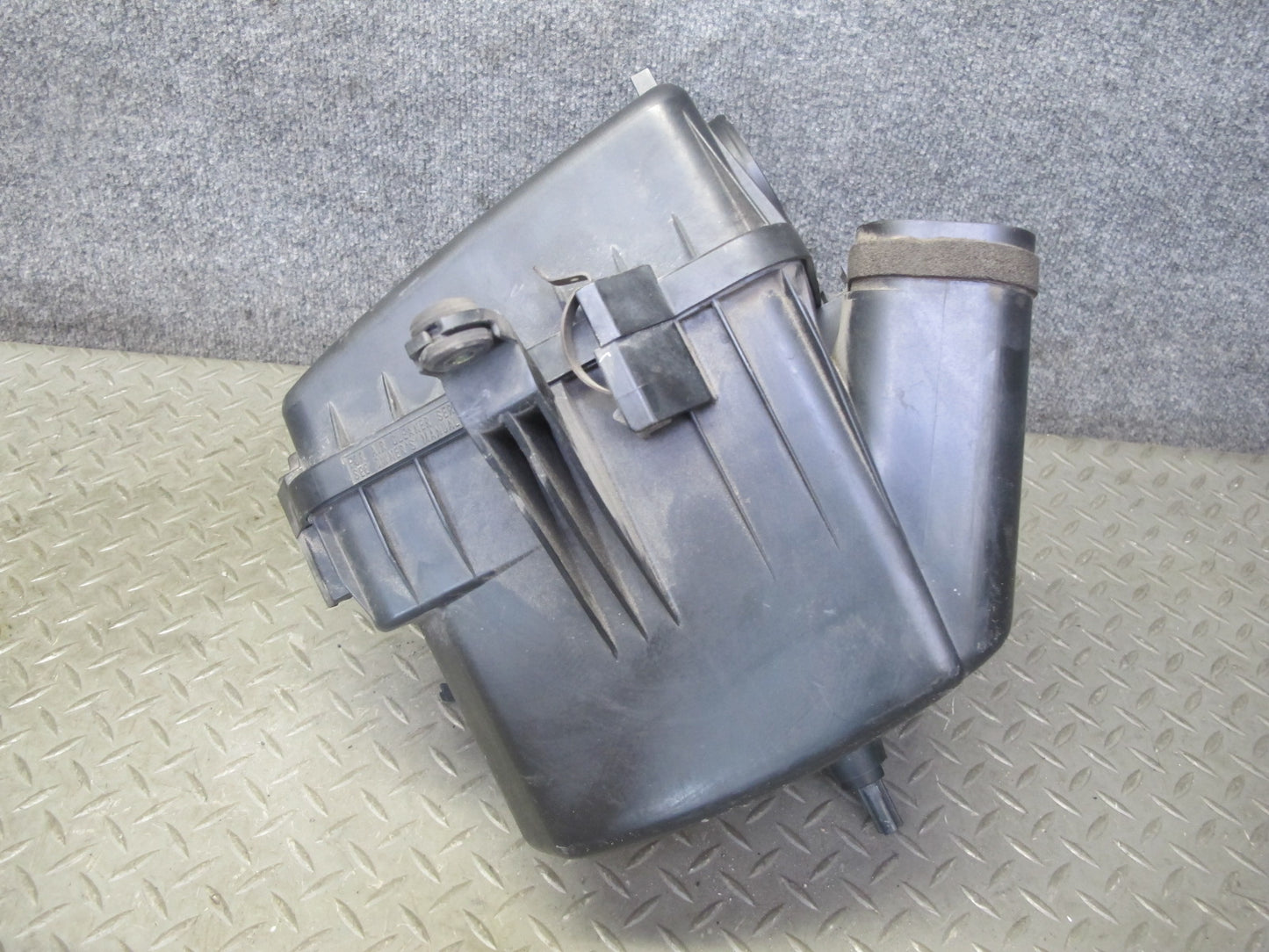 01-06 Lexus UCF30L LS430 Air Intake Cleaner Filter Box w MAF & Vacuum Switch OEM