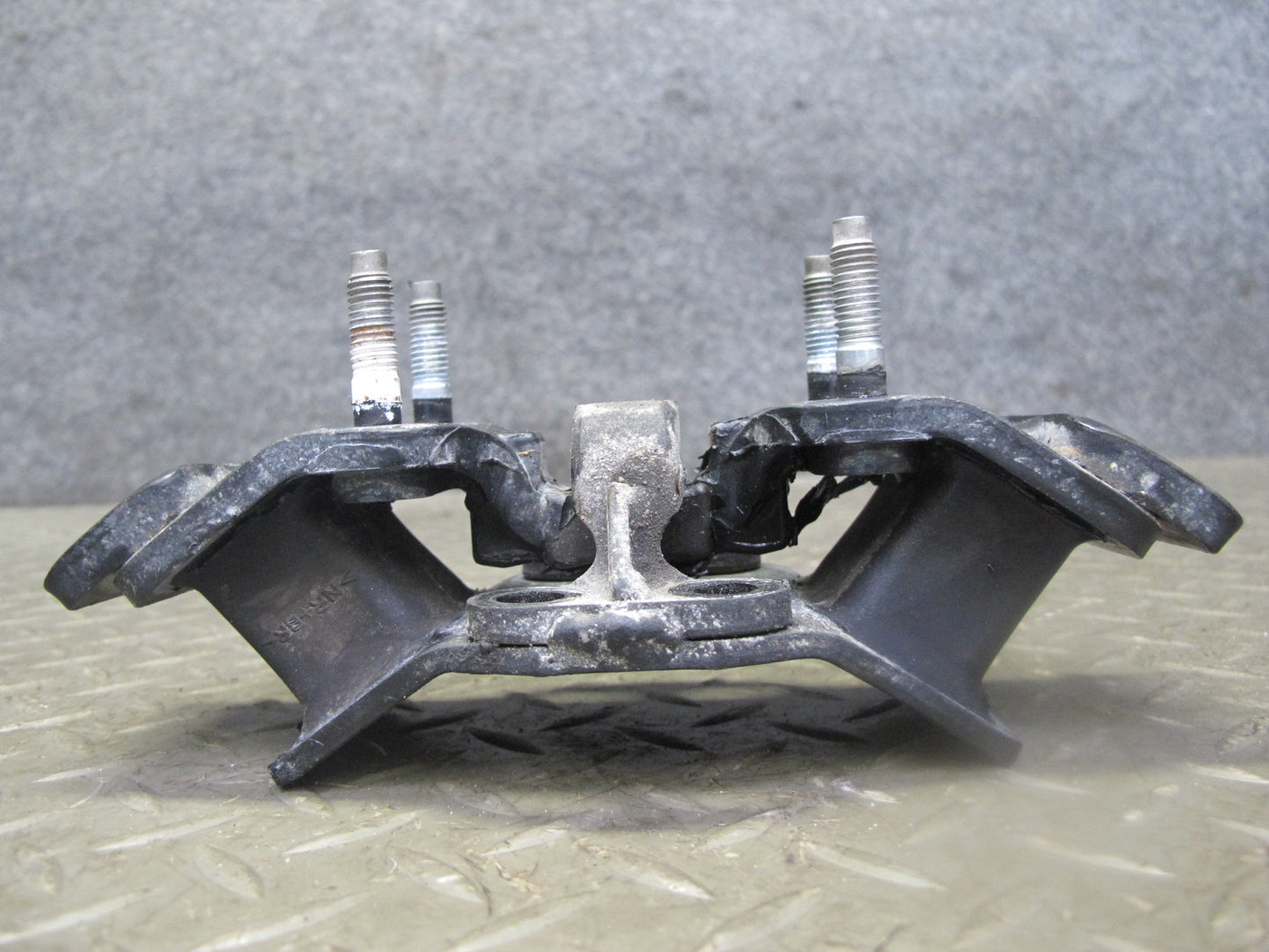 04-06 Lexus UCF30L LS430 Transmission Rear Mount 12371-50170 OEM