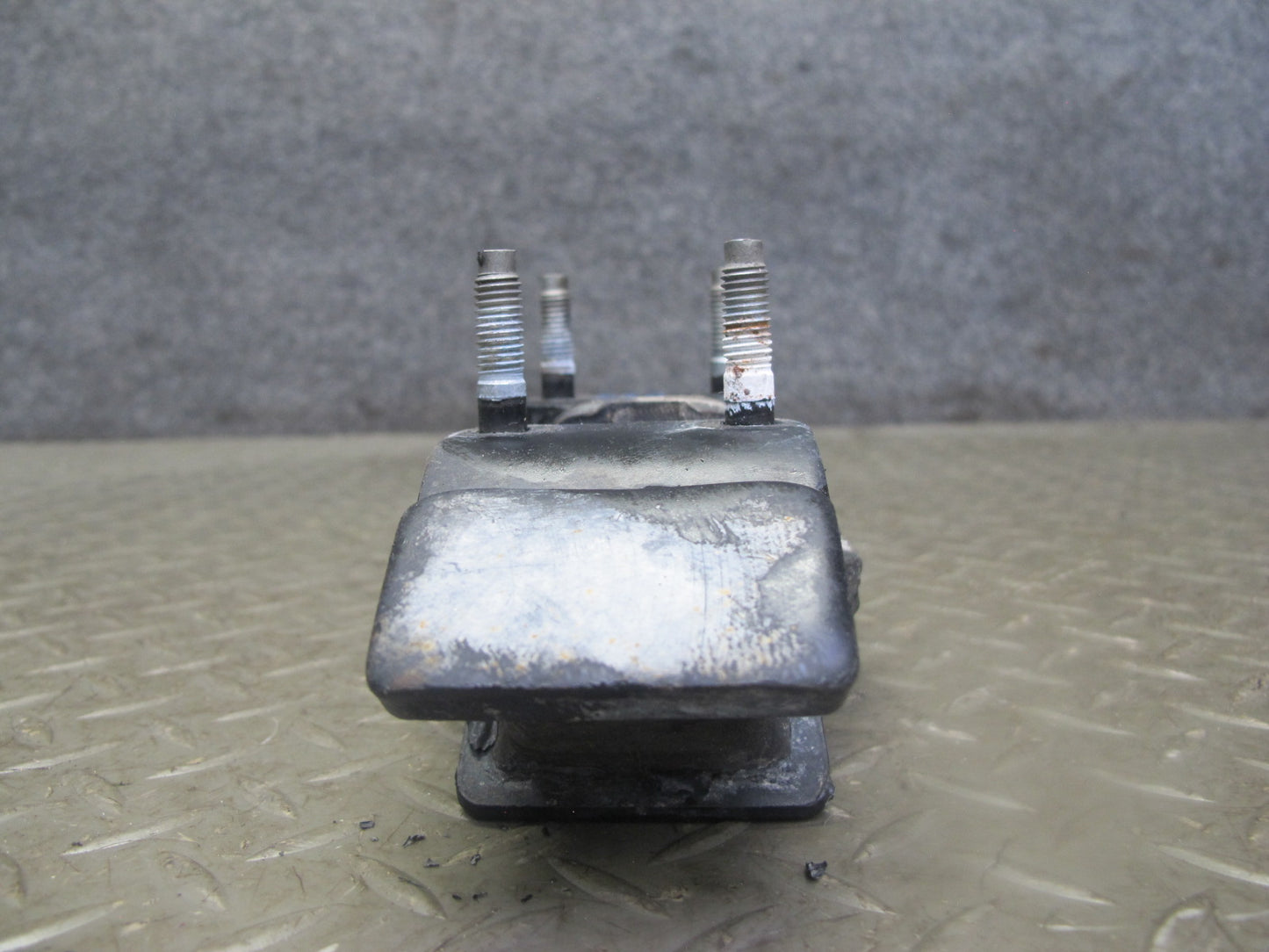 04-06 Lexus UCF30L LS430 Transmission Rear Mount 12371-50170 OEM