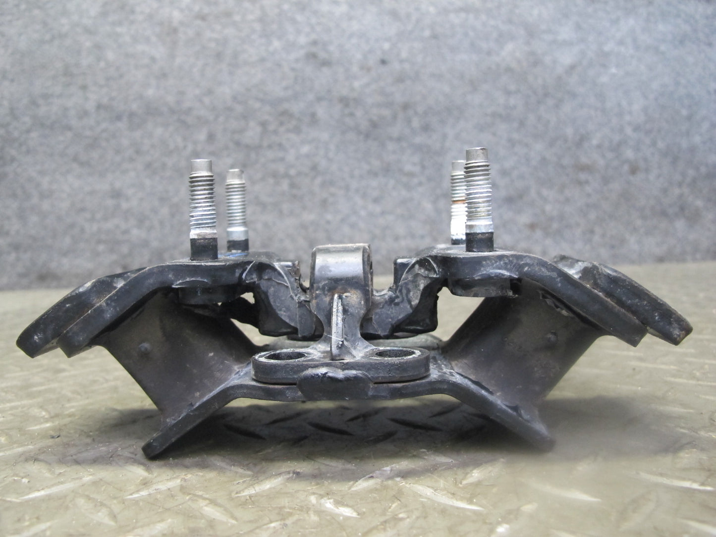 04-06 Lexus UCF30L LS430 Transmission Rear Mount 12371-50170 OEM