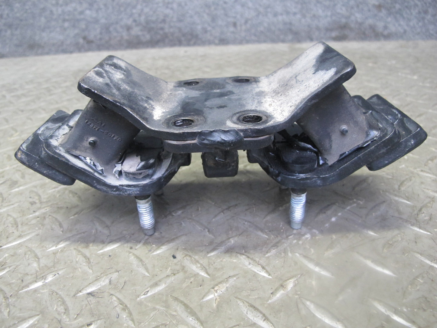 04-06 Lexus UCF30L LS430 Transmission Rear Mount 12371-50170 OEM