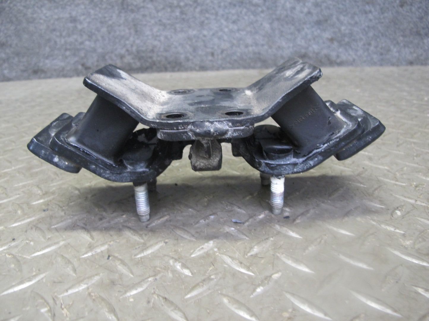 04-06 Lexus UCF30L LS430 Transmission Rear Mount 12371-50170 OEM