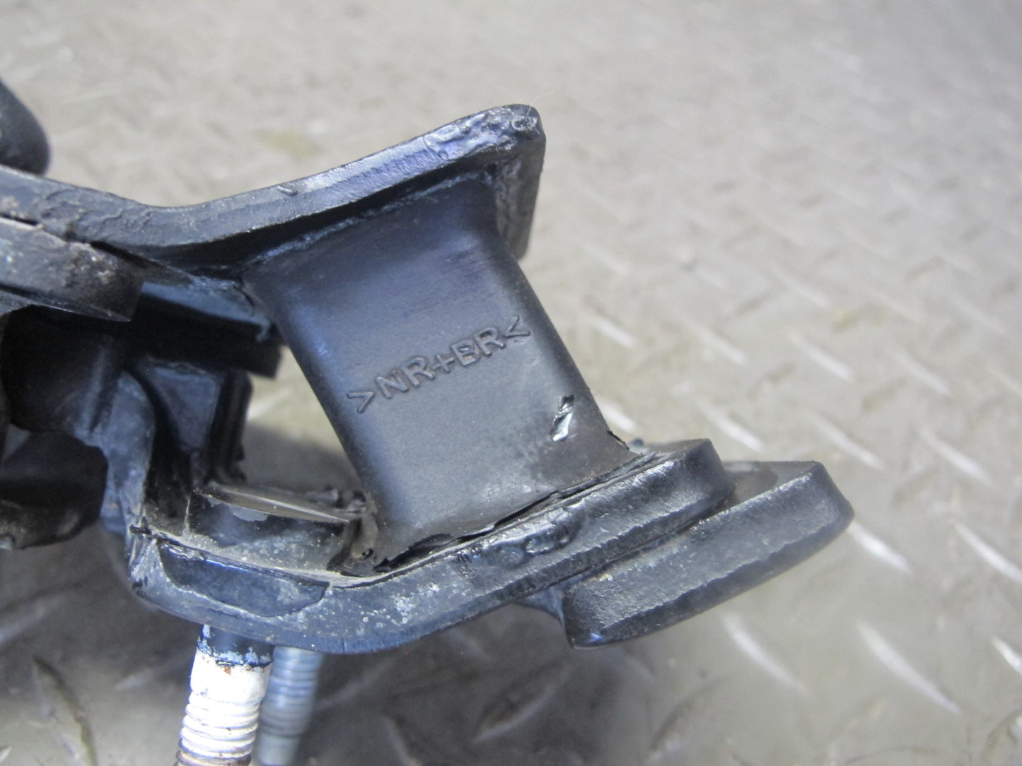 04-06 Lexus UCF30L LS430 Transmission Rear Mount 12371-50170 OEM