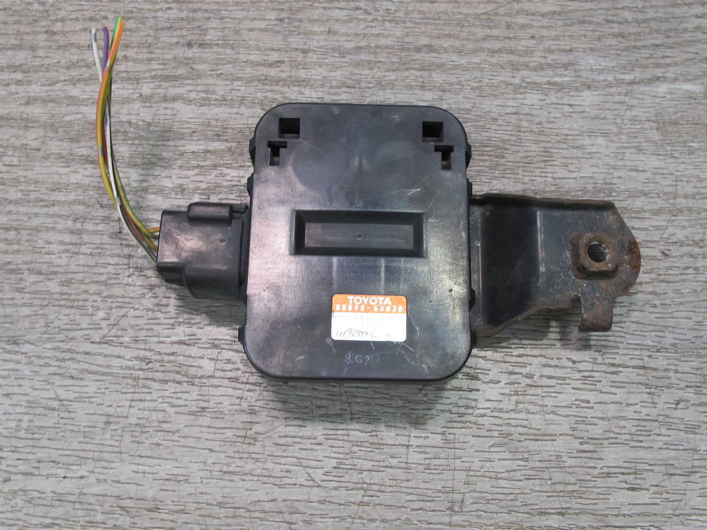2003-2007 Lexus UZJ100L LX470 Smoke Sensor W/bracket 88898-60030